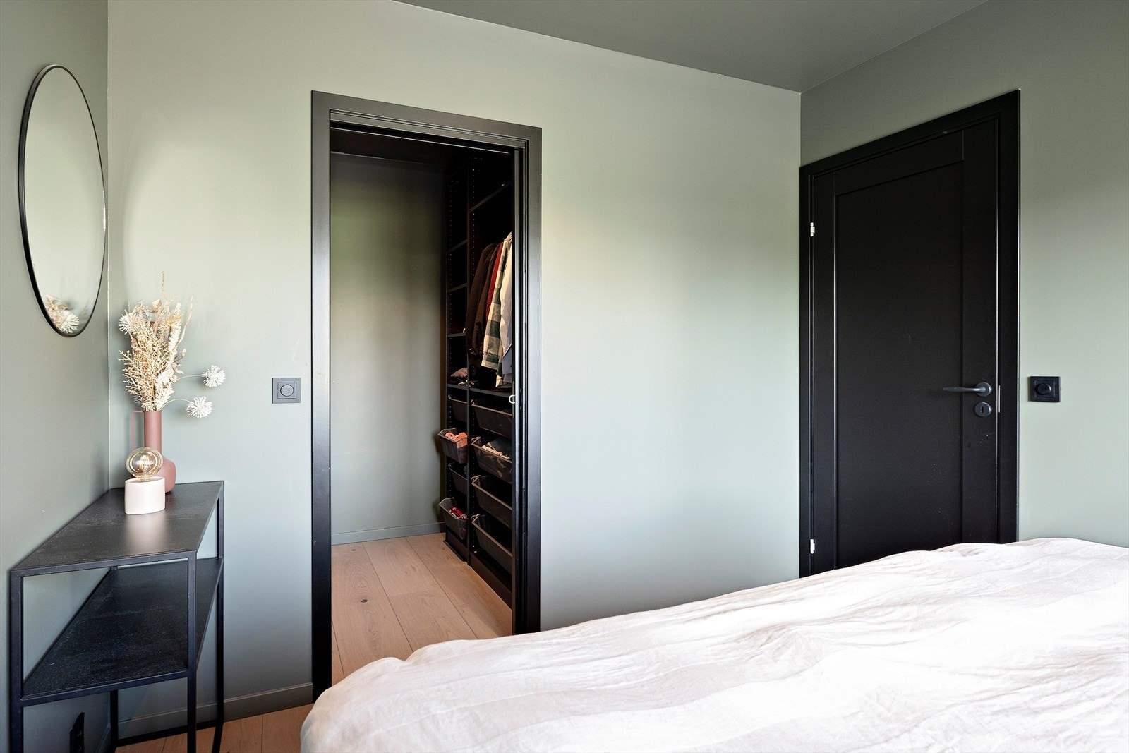 Soverom 1. Fra hovedsoverommet er det inngang til walk-in closet. Galleribilde