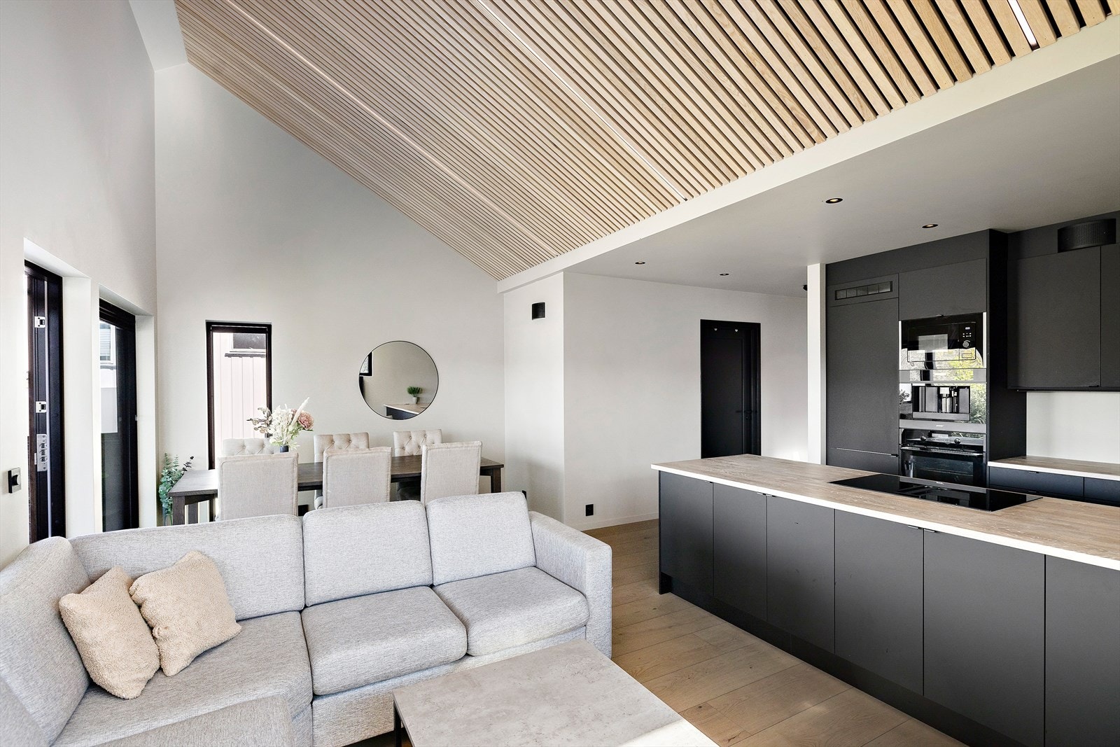 Innbydende stue med åpen løsning til kjøkkenet. God takhøyde i stuen som gir rommet en luftig følelse. Galleribilde