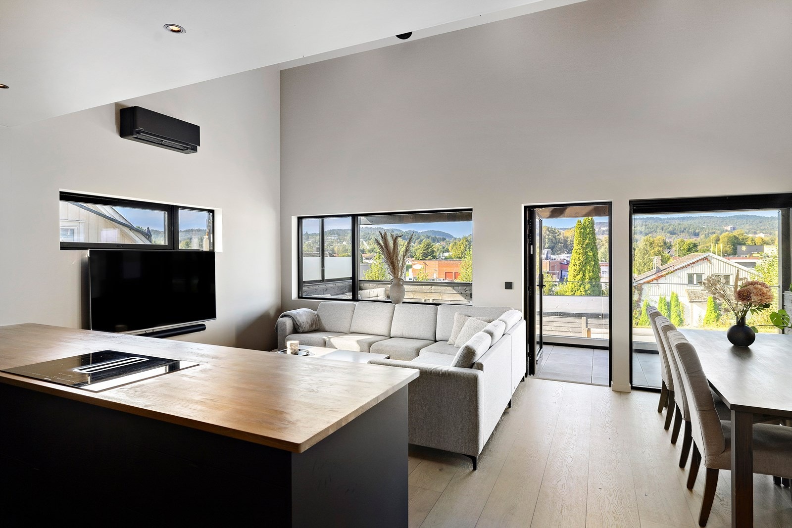 Montert varmepumpe i stuen, og utgang videre til overbygget balkong. Galleribilde