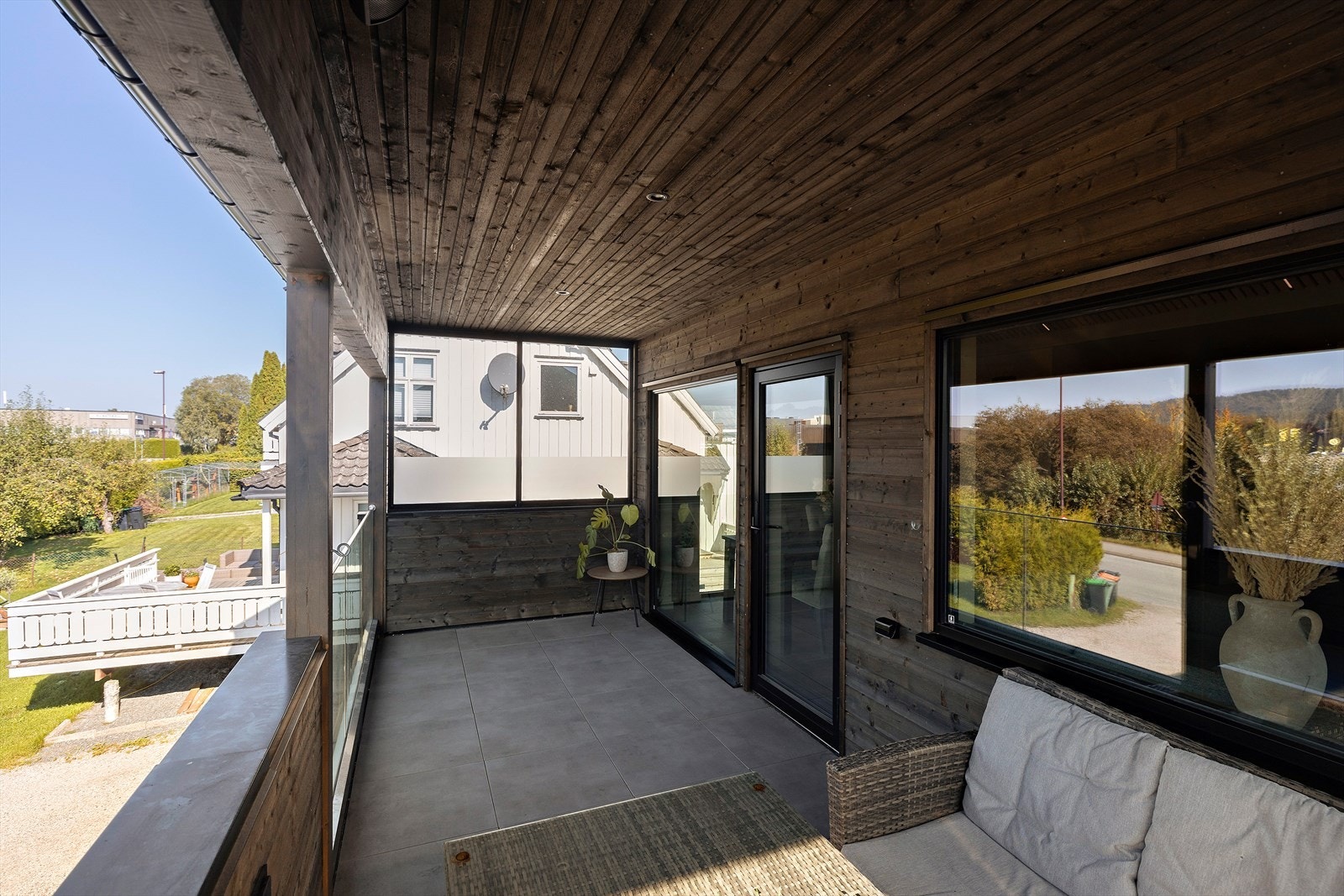 Koselig balkong med plass til utemøbler. Galleribilde