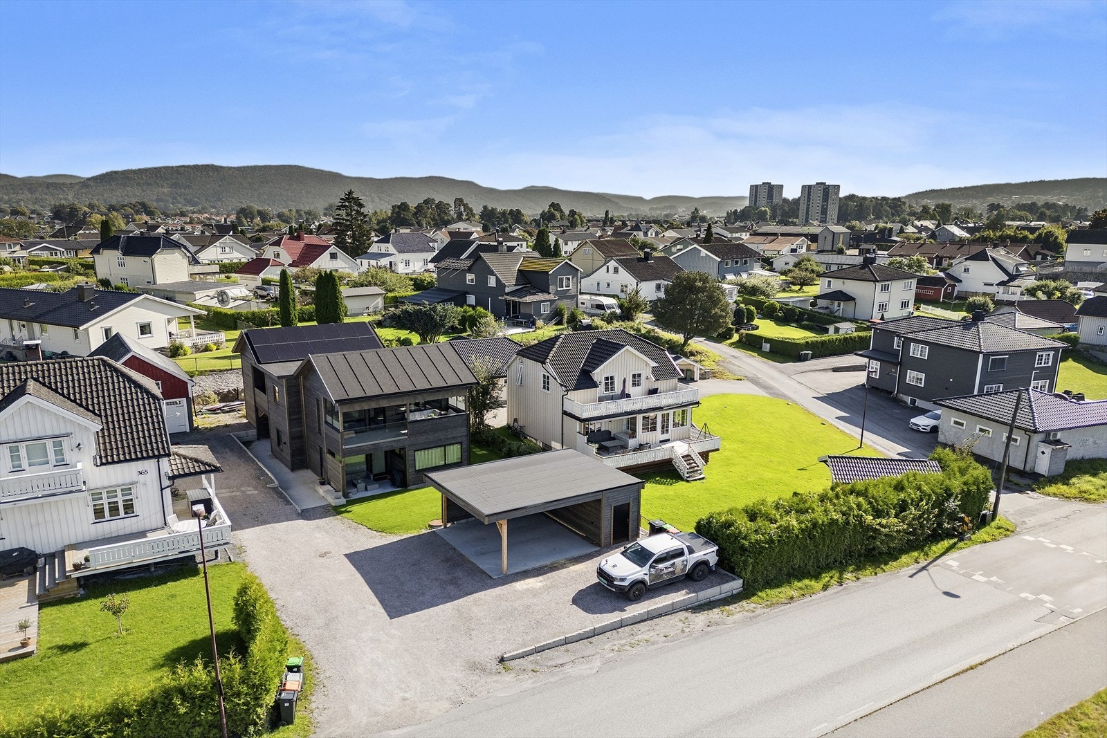 Vessia er et av Porsgrunns mest etterspurte boligområder og generasjonsskiftet de seneste årene har ført til renovering og ombygging av de ærverdige eiendommene og har forskjønnet dette svært attraktive boligområdet Galleribilde