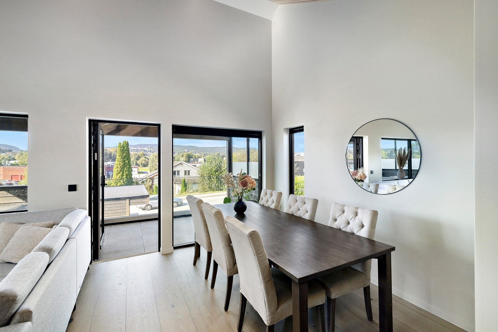 Spisestue av god størrelse, plass til langbord og hyggelige sammenkomster. Galleribilde