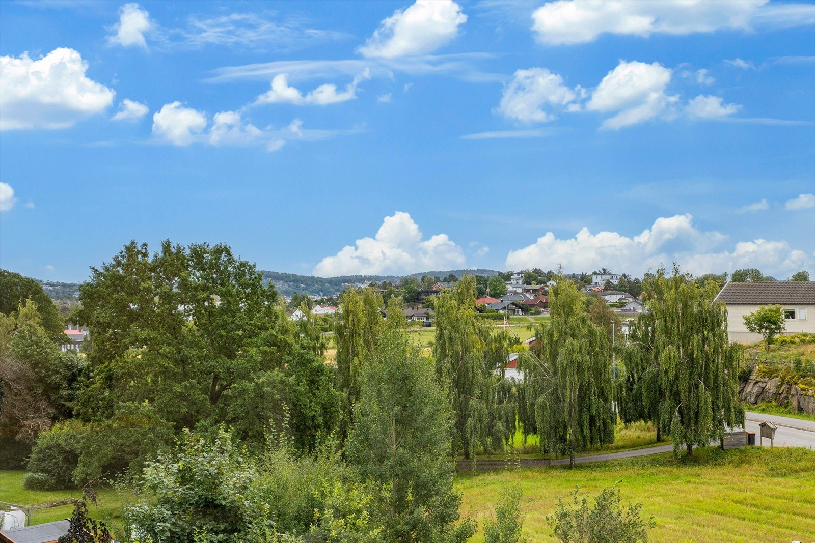 Meget populært boområde med nærhet til idylliske Granholmen badestrand og båtbrygge. Galleribilde
