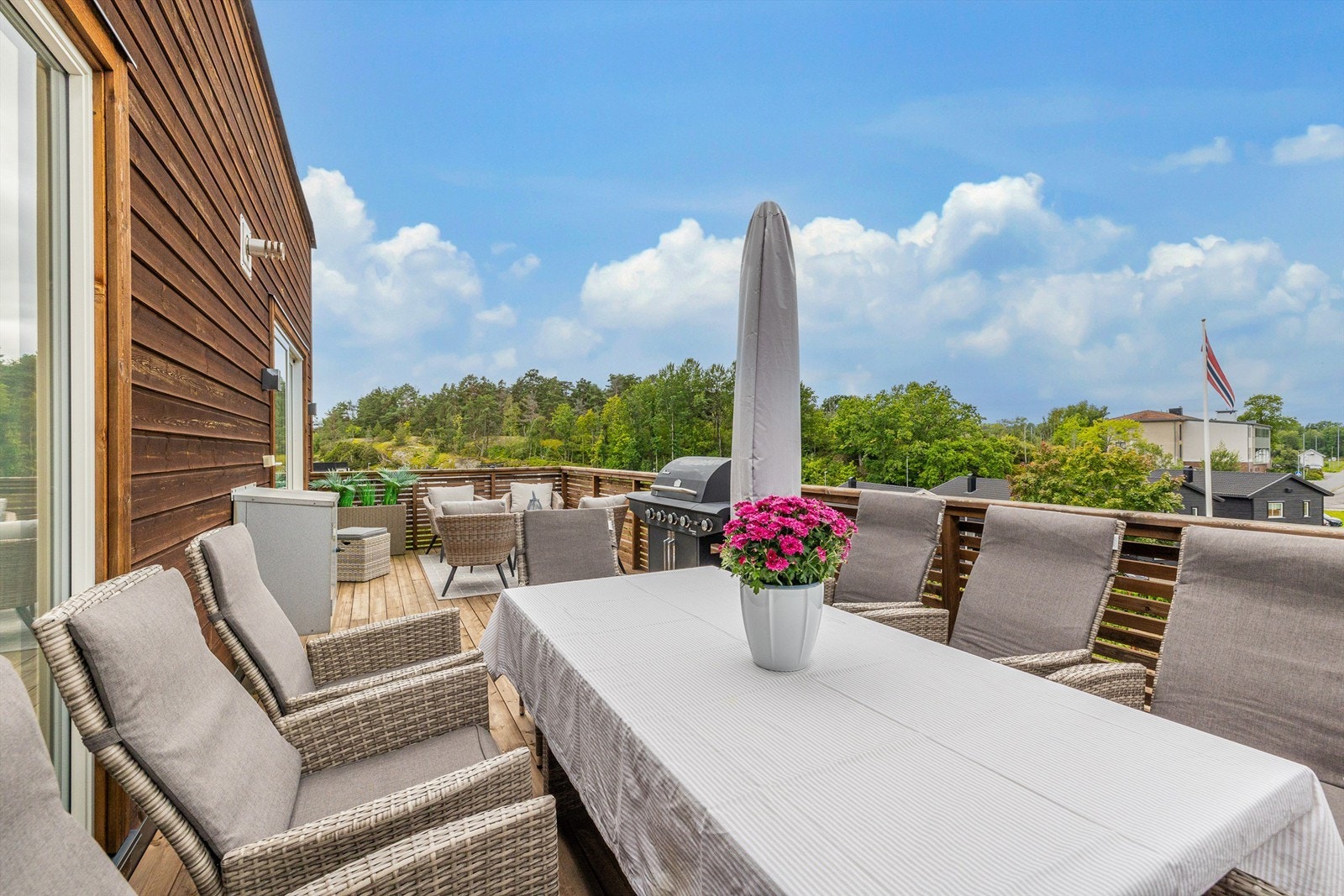 Romslig terrasse med adkomst til stue i 2.etasje. Galleribilde