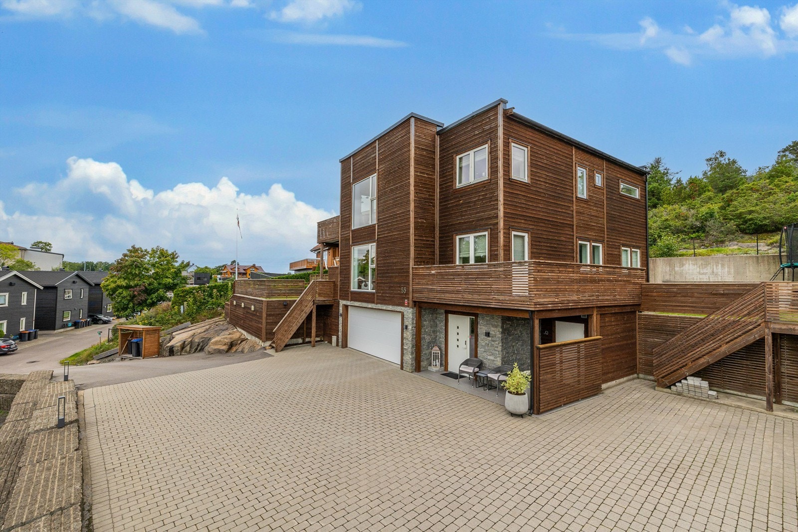 Barnevennlig beliggende på Store Bergan med umiddelbar nærhet til flotte turområder. Fra boligen er veien både kort og trygg til nærmeste barneskole og lekeplass. Galleribilde