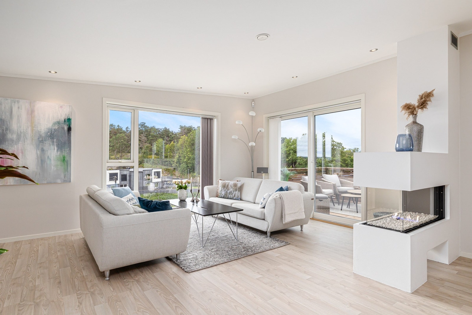 Lyst og moderne innredet funkis fra 2013 som holder en gjennomgående solid og fin standard, kombinert med en praktisk planløsning. Galleribilde