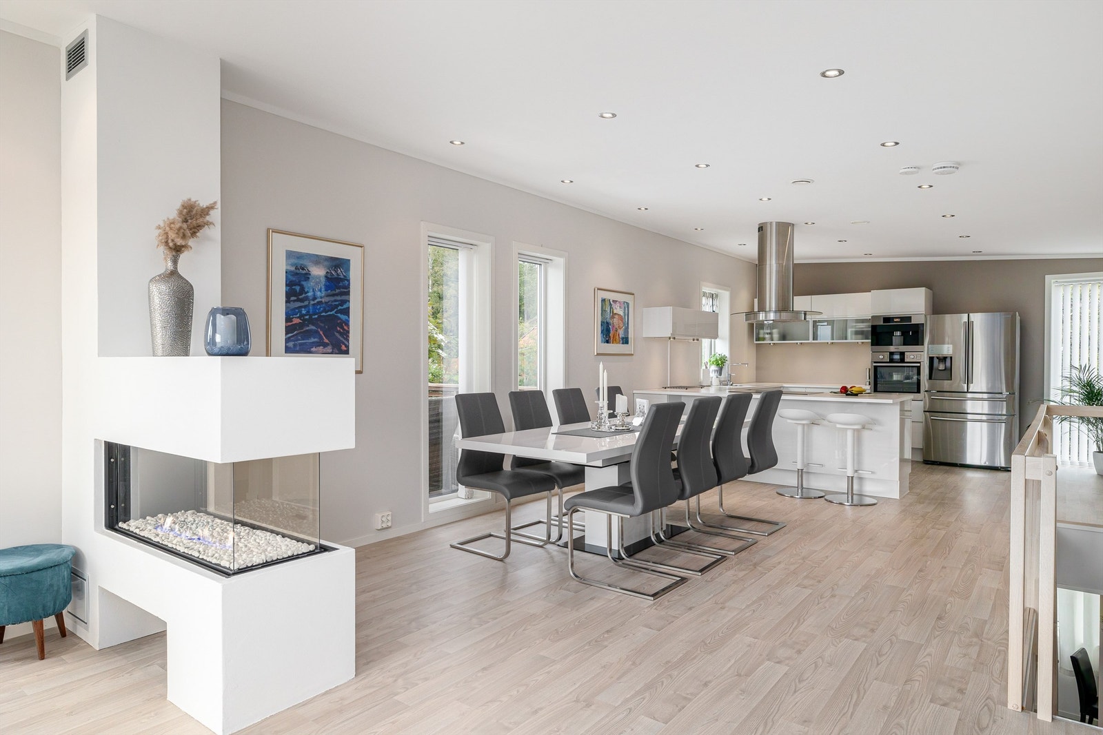 Åpnet kjøkken tilknyttet spisestue. Galleribilde