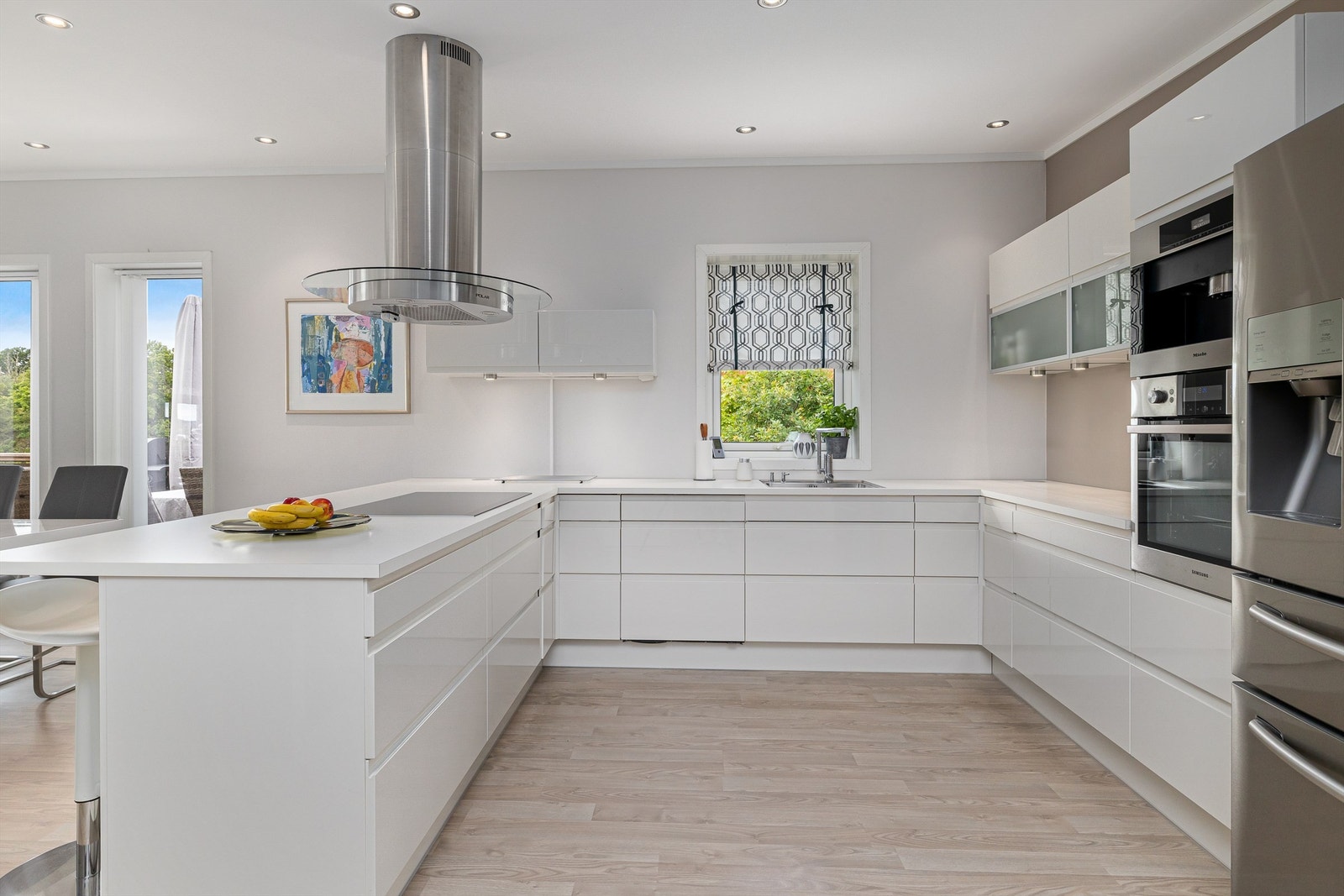 Lyst og pent kjøkken som er godt beriket med skapplass. Galleribilde