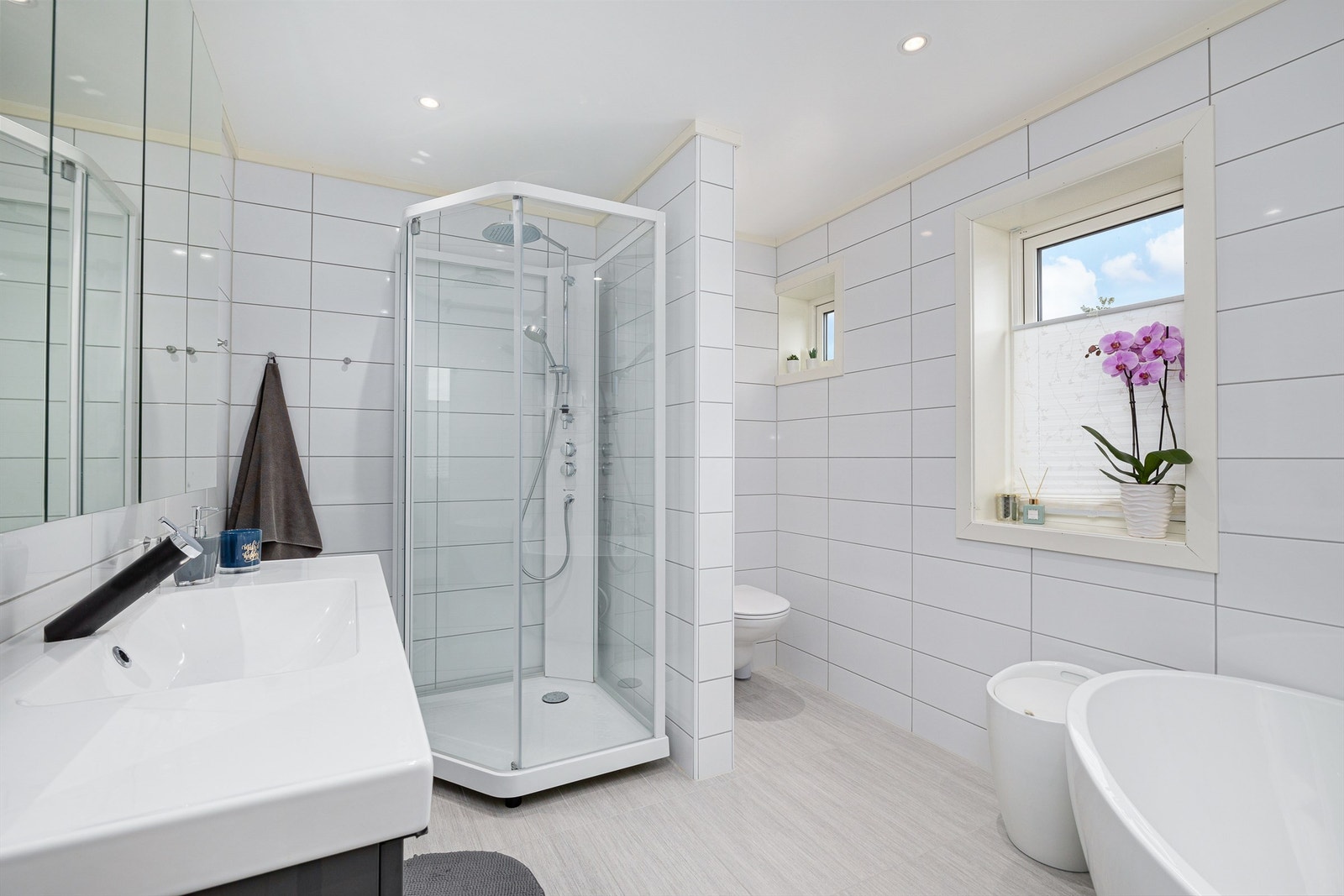 Pent innredet bad/wc i 2.etasje. Galleribilde