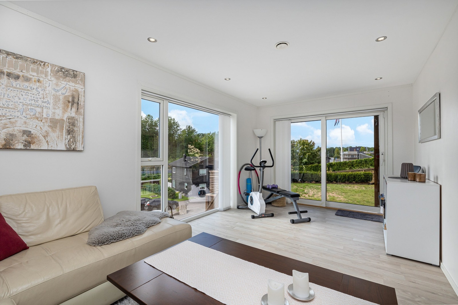 Tv-stue i 1.etasje med utgang til hage og terrasse Galleribilde