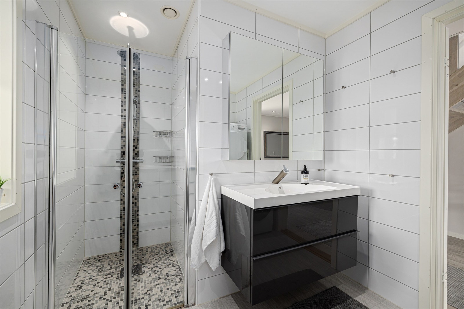 Bad kombinert med vaskerom i 1.etasje. Galleribilde