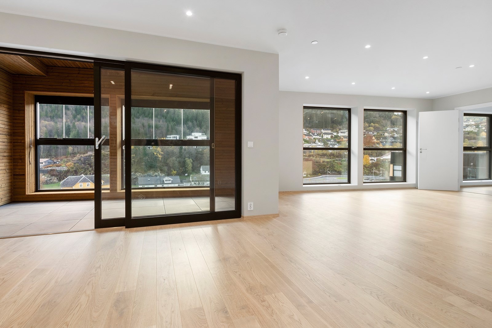 Fra kjøkken/stue er det utgang til en romslig innglasset balkong. Galleribilde