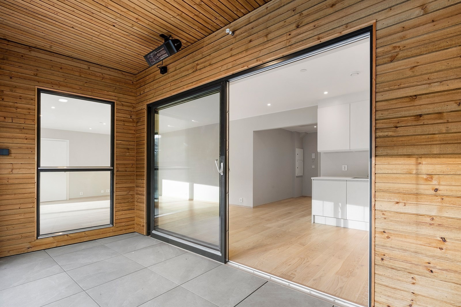 Bred skyvedør til innglasset balkong Galleribilde