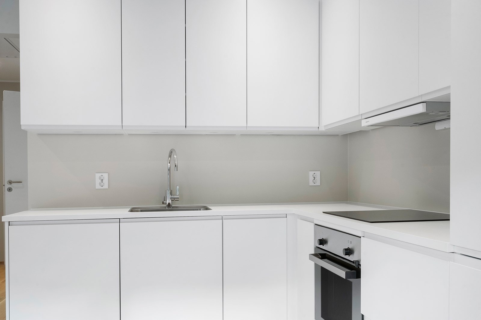 Nye integrerte hvitevarer i kjøkken Galleribilde