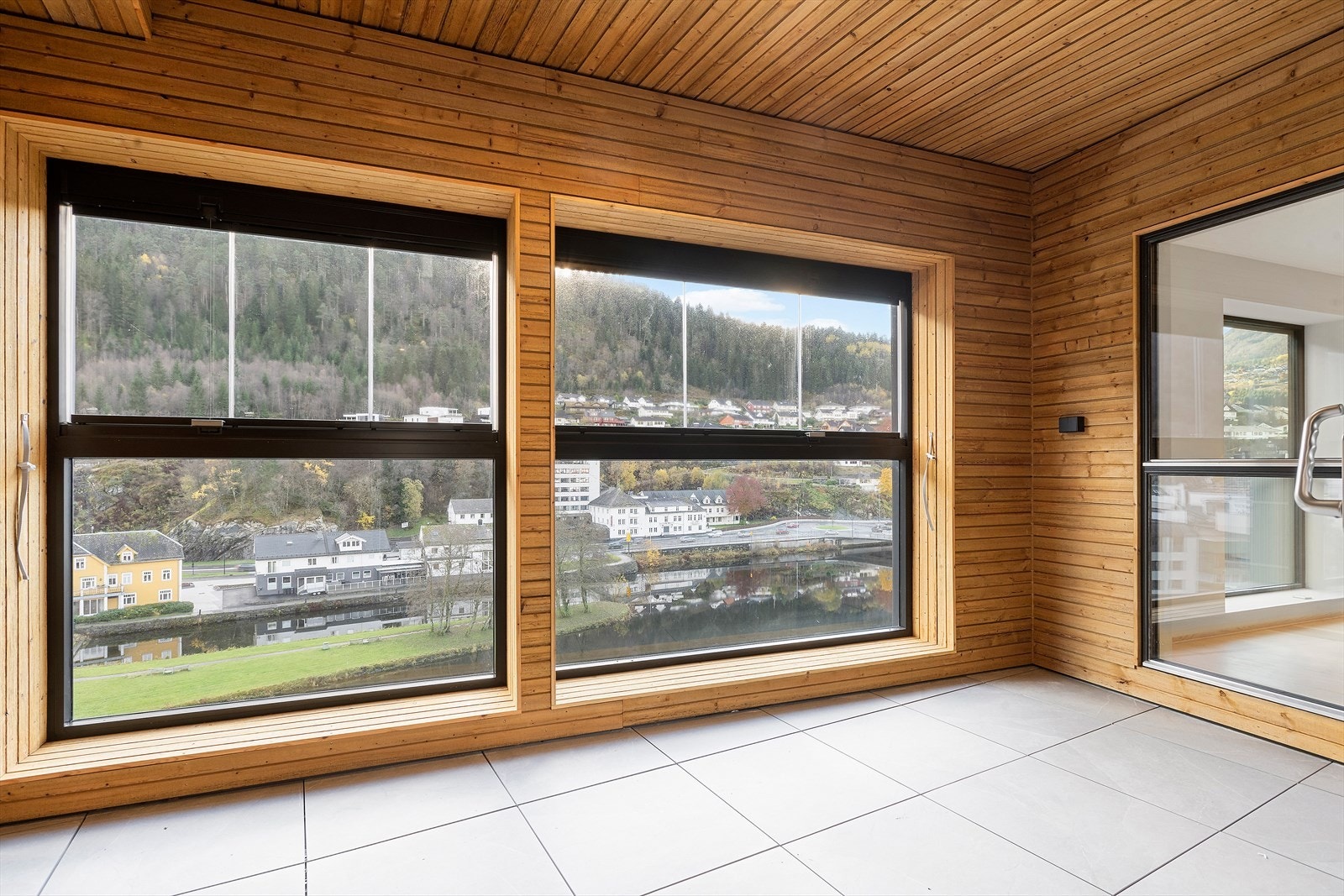 Romslig innglasset balkong med fin utsikt Galleribilde