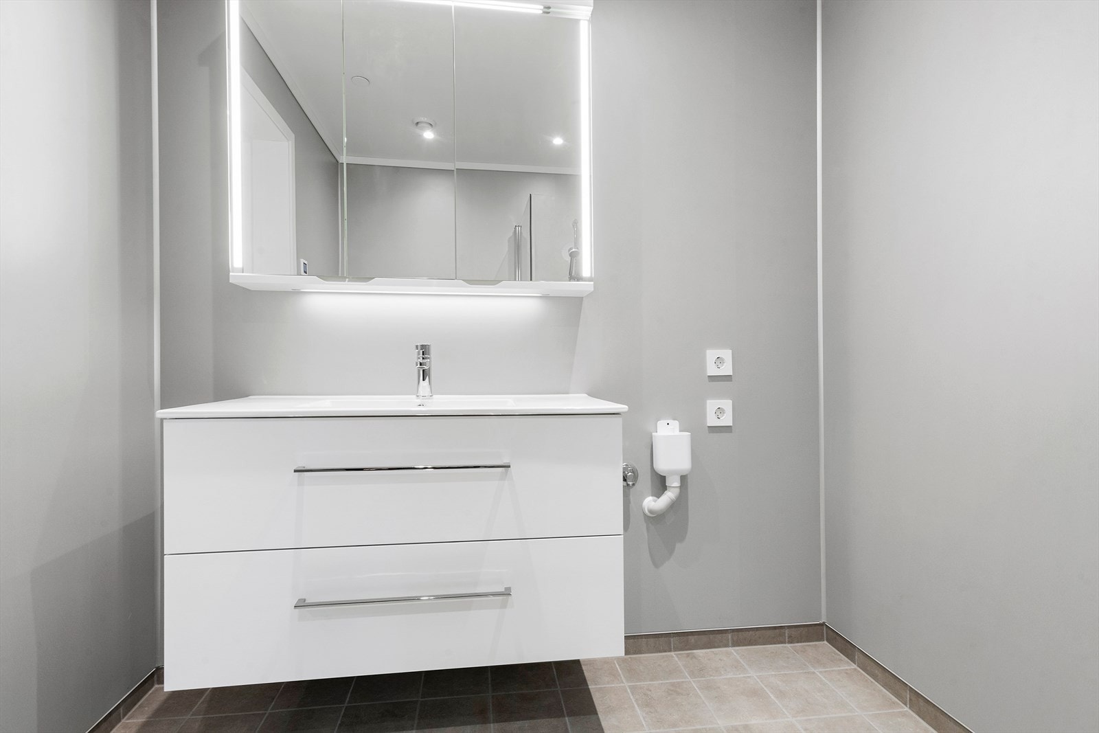 Baderomsinnredning med skuffer i underskap Galleribilde