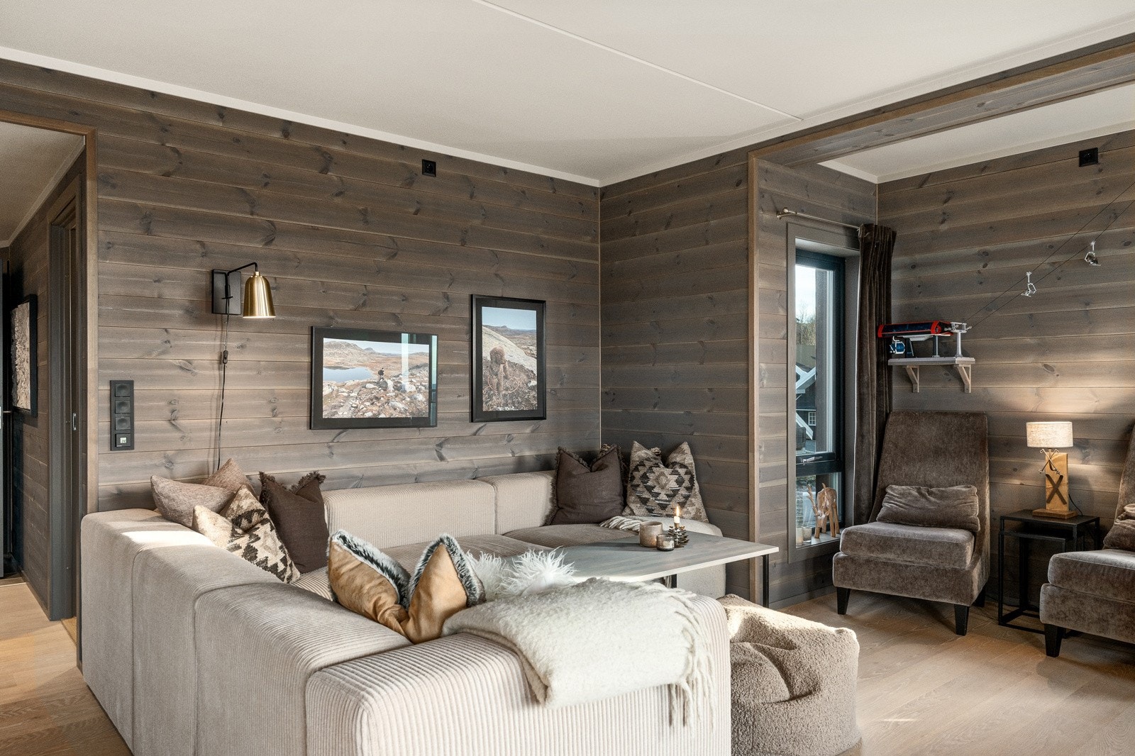 Stuesonen har god plass til sofagruppe med tilhørende møbler. Galleribilde