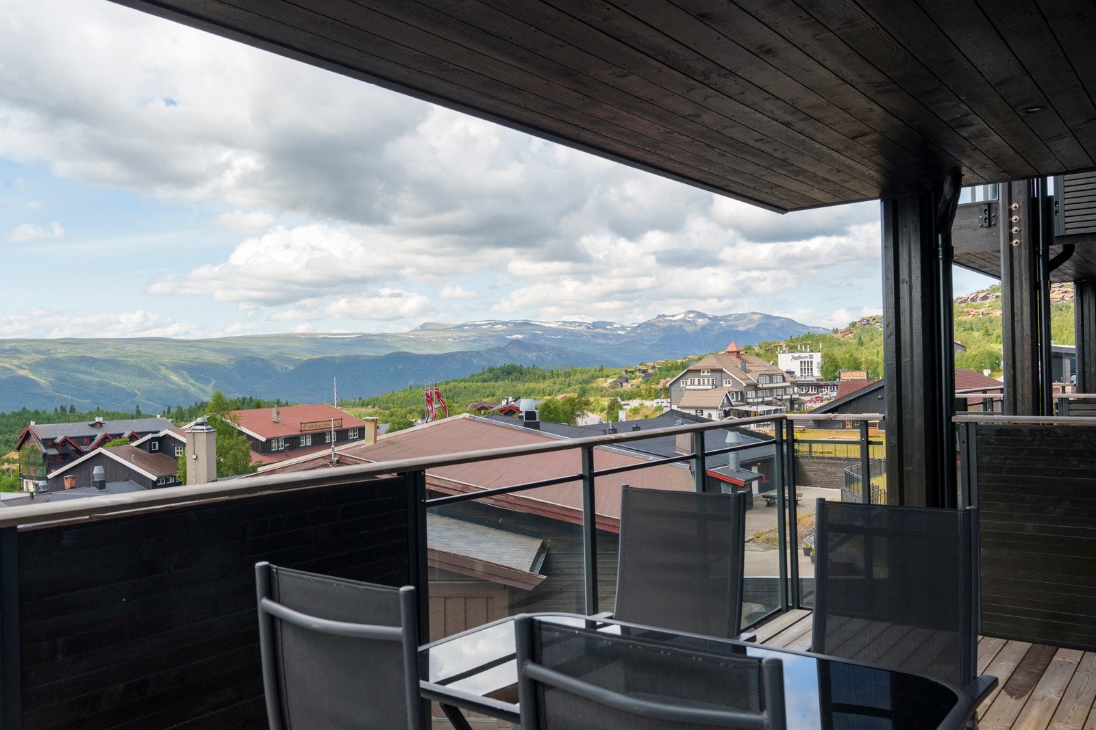 Leiligheten har en attraktiv beliggenhet på Beitostølen med umiddelbar nærhet til et rikt utvalg av fasiliteter. Galleribilde