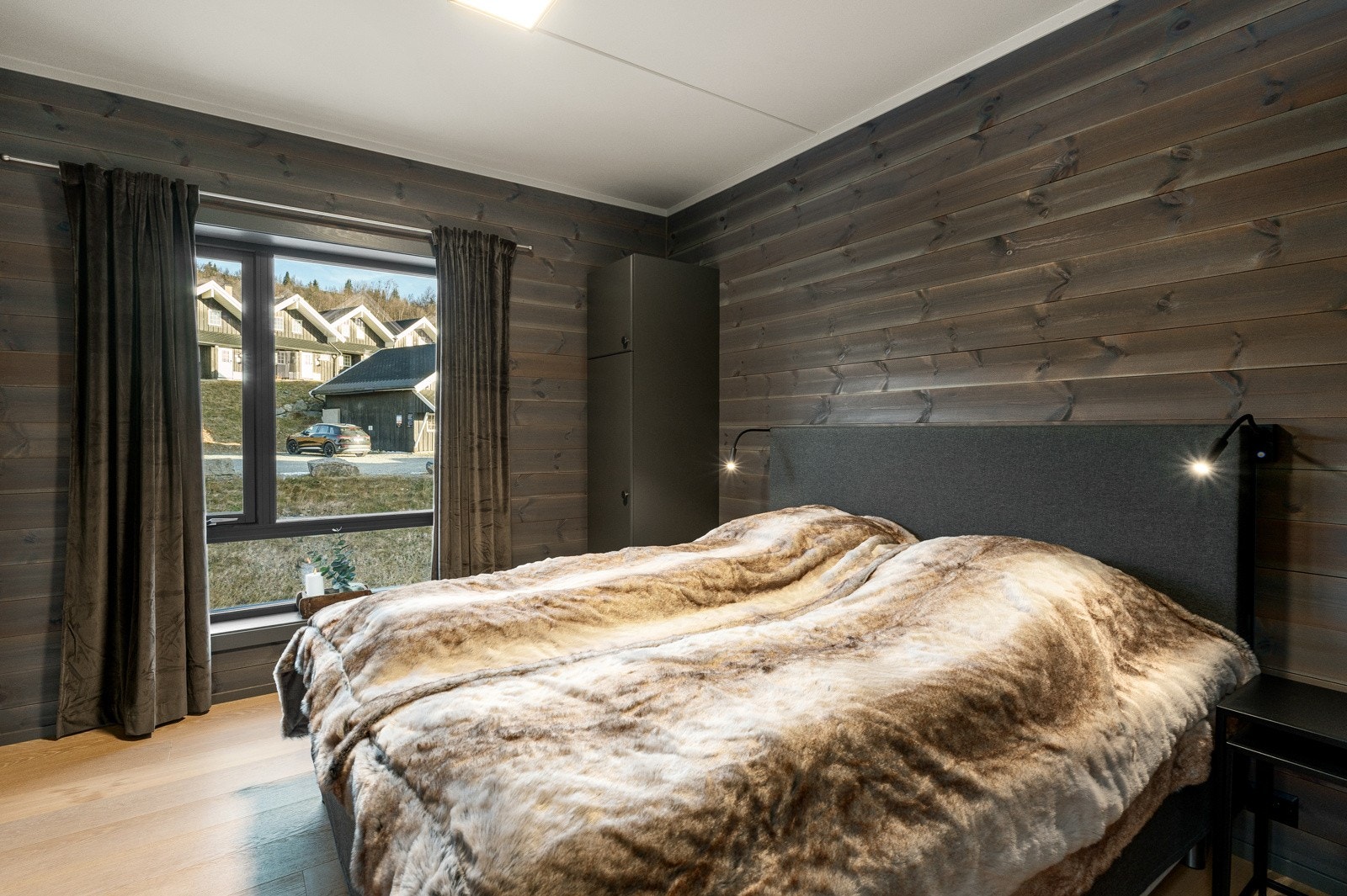 Leiligheten har totalt 3 soverom. Hovedsoverommet har god plass til dobbeltseng og har adkomst til eget baderom. Galleribilde