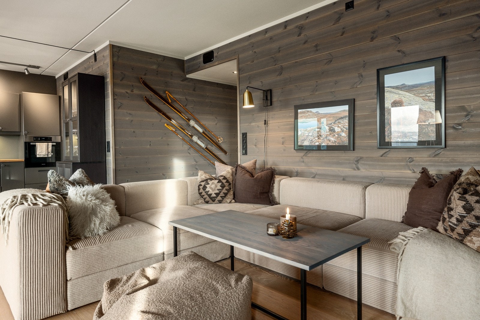 Rommet har vannbåren gulvvarme, lekker 1-stavs eikeparkett og flotte panelvegger. Galleribilde