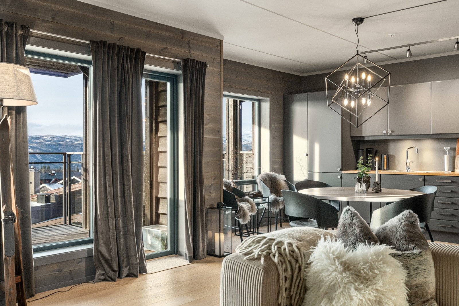 Partner/Eiendomsmegler Anders Lysholm har her gleden av å presentere leilighet C201 i populære Riddertunet på Beitostølen Galleribilde