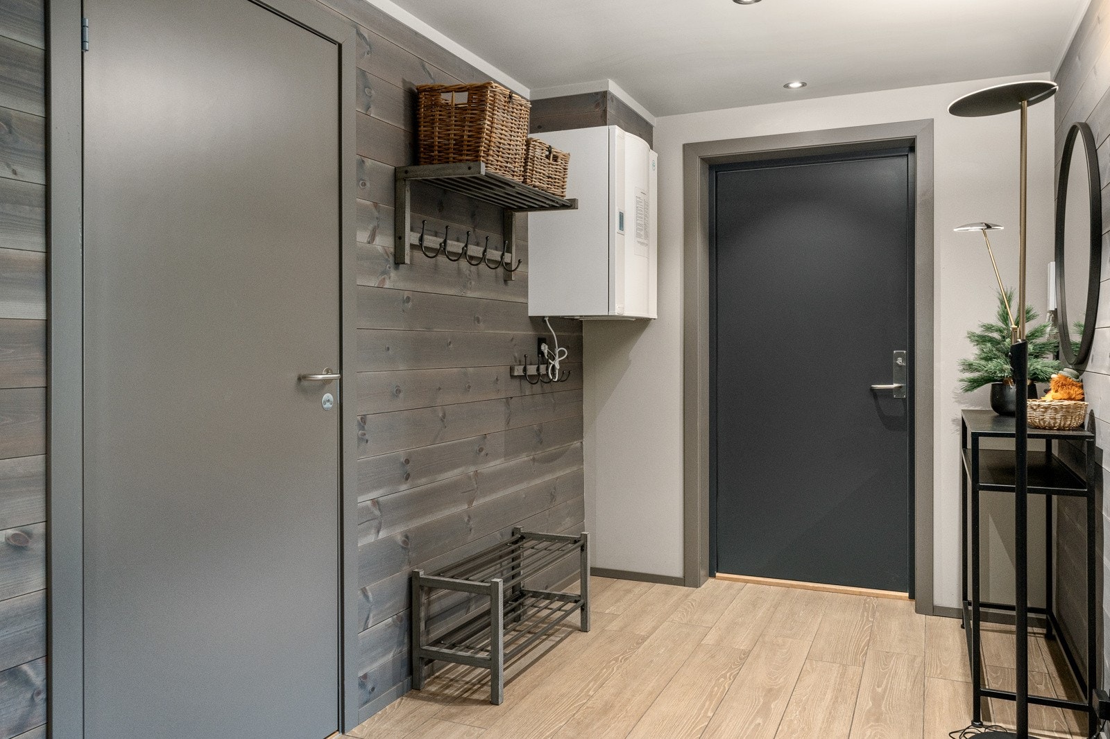 I samme etasjeplan som leiligheten, er det en bod som medfølger. I tillegg medfølger det en sportsbod. Galleribilde