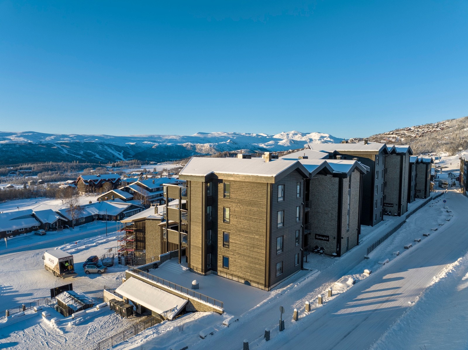 Om vinteren er det enkelt adkomst til både langrennsløyper og alpinbakken. I tillegg har leiligheten umiddelbar nærhet til flere restauranter, cafeer, sportbutikker med mer. Galleribilde