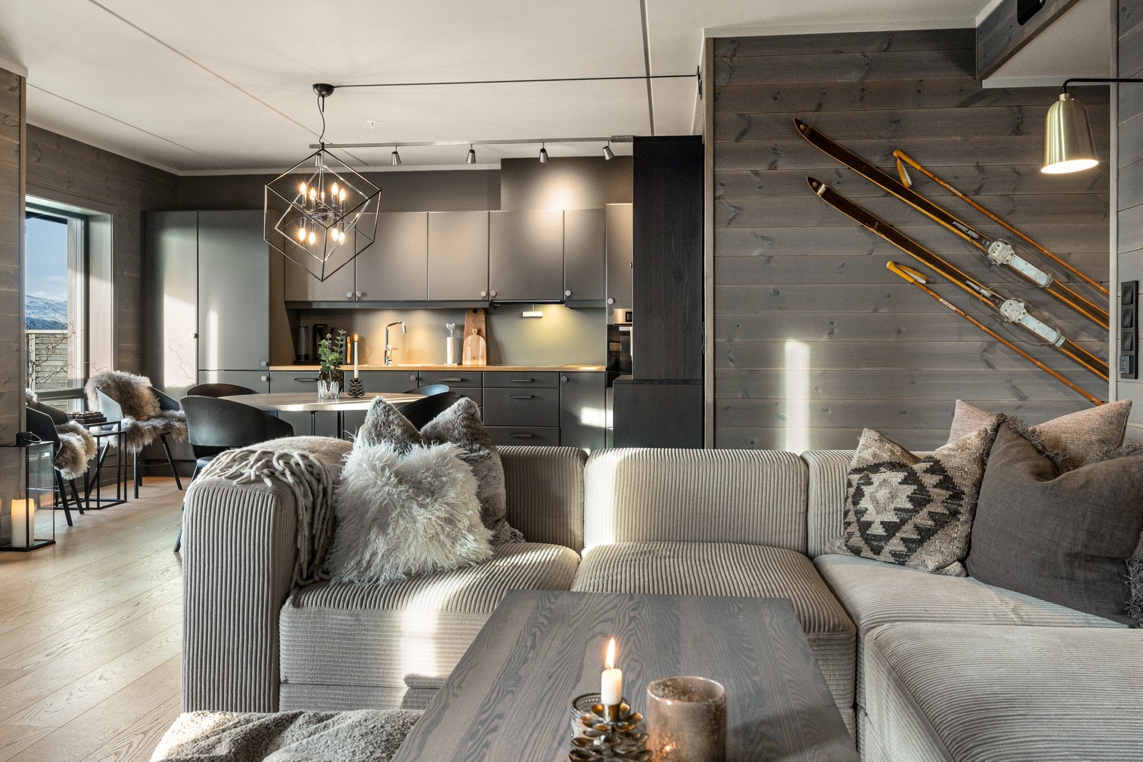 Leiligheten har et meget flott kjøkken som ligger i åpen løsning med stuen. Galleribilde