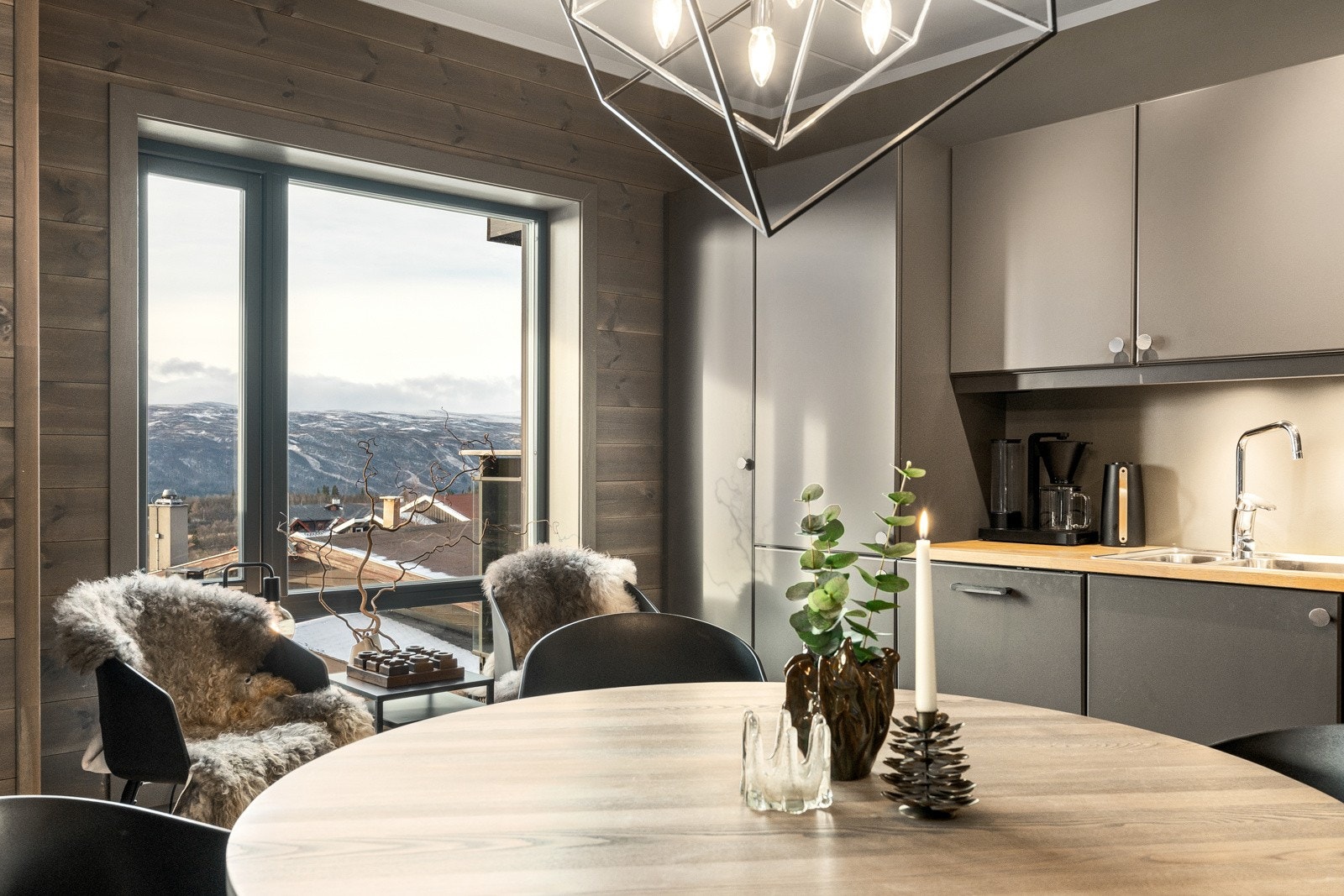 Spisestuen har en fin plassering ved kjøkkenet. Her kan man nyte storslått utsikt under måltidene. Galleribilde