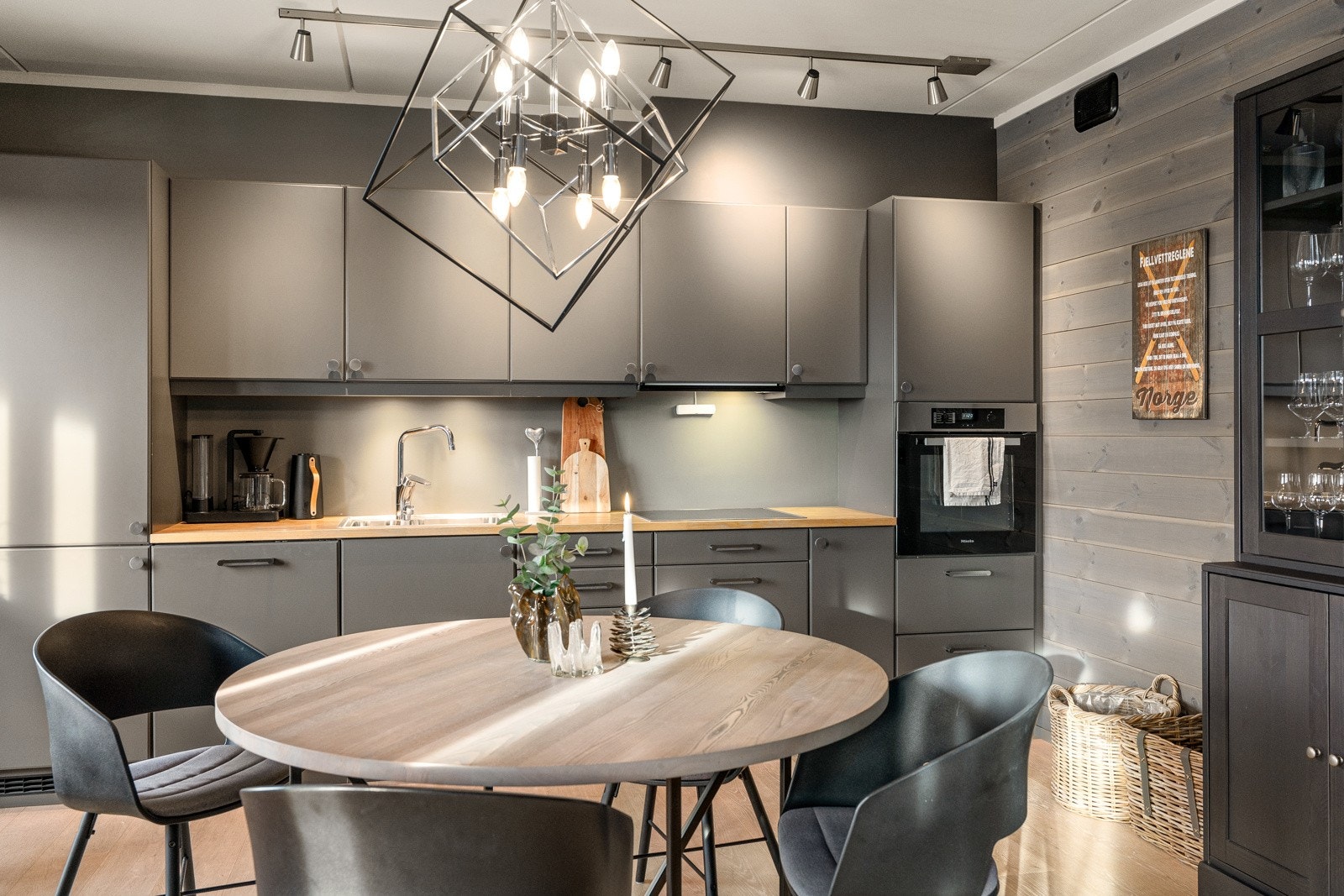 Innredningen er levert av en lokal møbelsnekker og har integrerte hvitevarer fra Miele som stekeovn, induksjonstopp, oppvaskmaskin, kjøl/frys og ventilator. Galleribilde