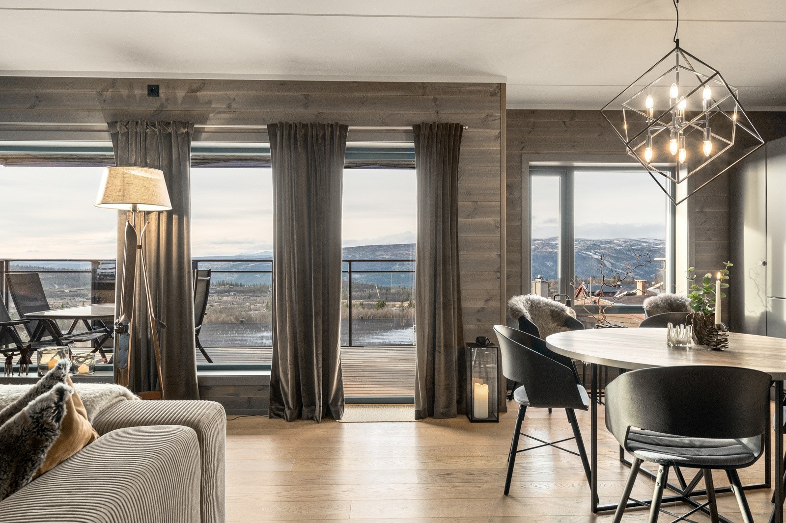 Innvendig oppleves leiligheten meget lekker med bl.a. 1-stavs eikeparkett og lekre innredninger fra en lokal møbelsnekker. Legg merke til den fantastiske utsikten! Galleribilde