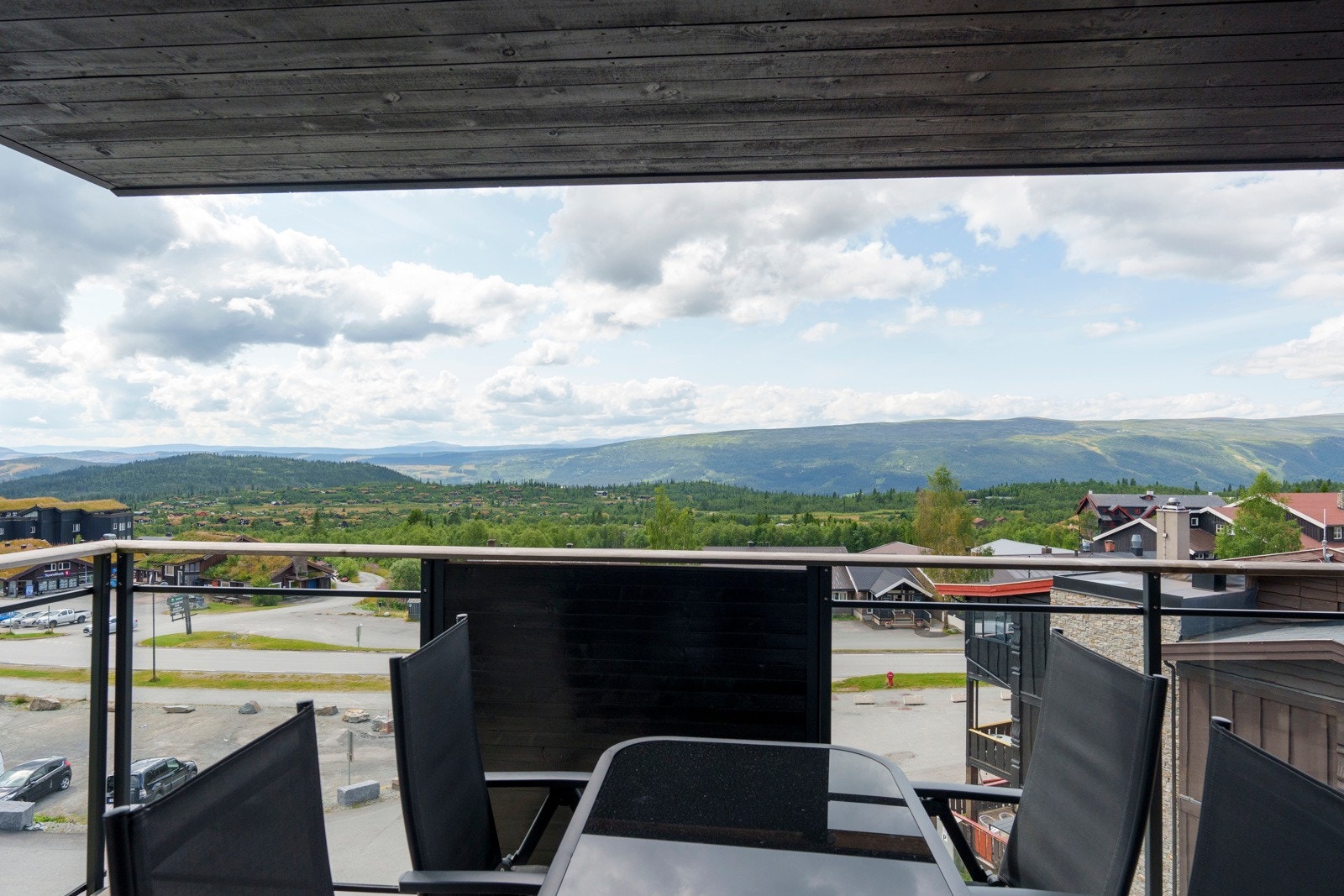 I tillegg har balkongen overbygg med innfelte downlights, noe som gir nydelig belysning på kveldstid. Galleribilde