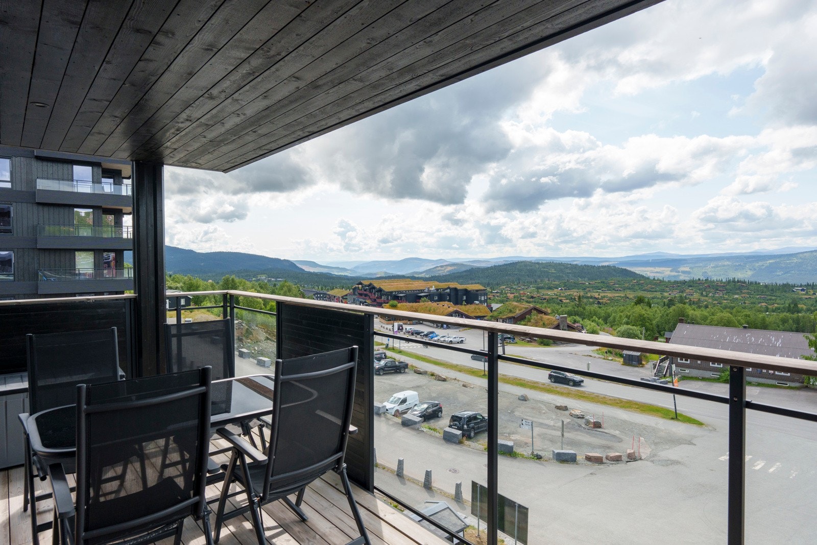 Leiligheten har sydvestvendt balkong på hele 18 kvm med svært gode solforhold og fantastisk utsikt mot fjellene. Galleribilde