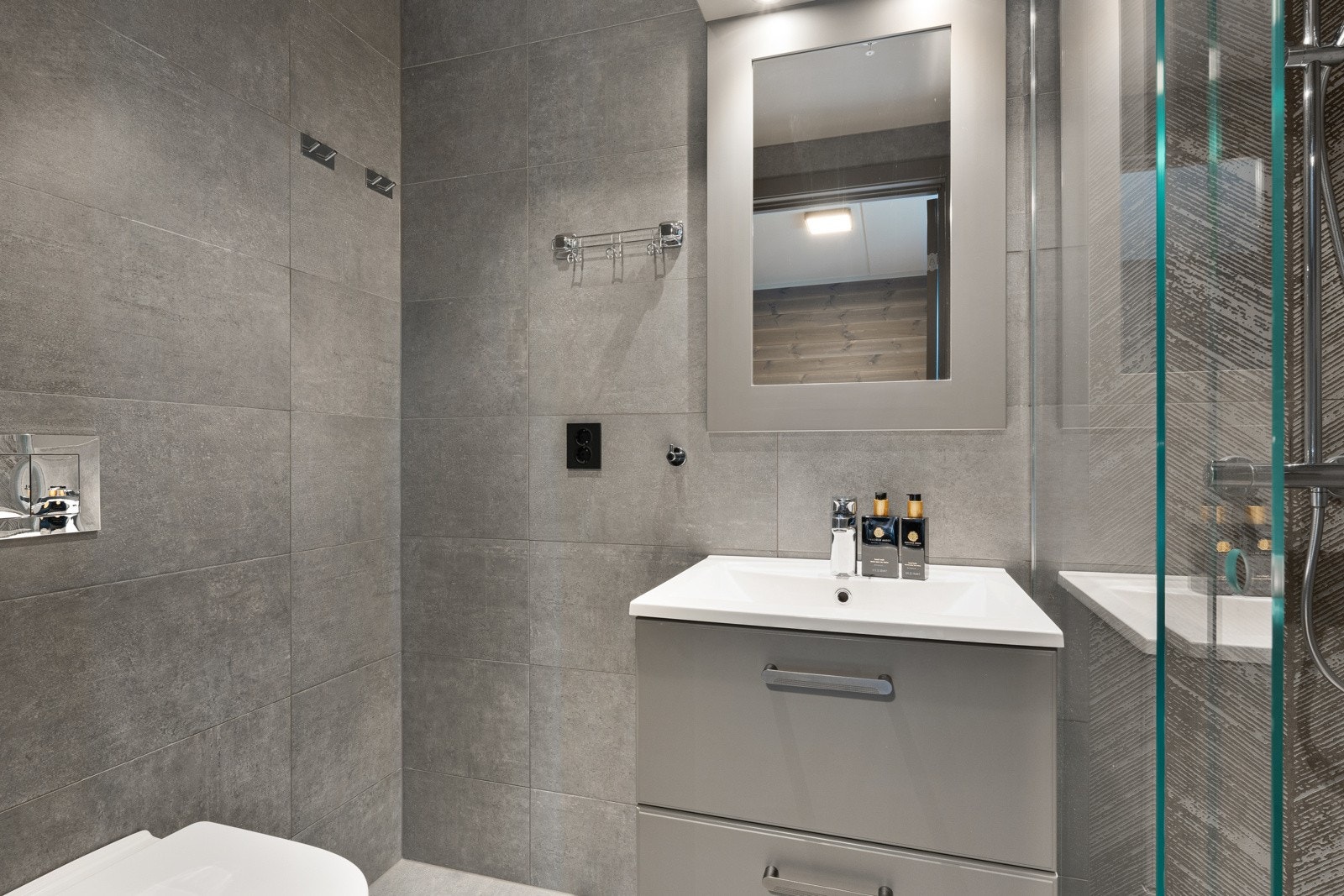 Leiligheten har to svært delikate baderom med vannbåren gulvvarme og varmtvann fra felles anlegg som er inkludert i fellesutgiftene. Galleribilde