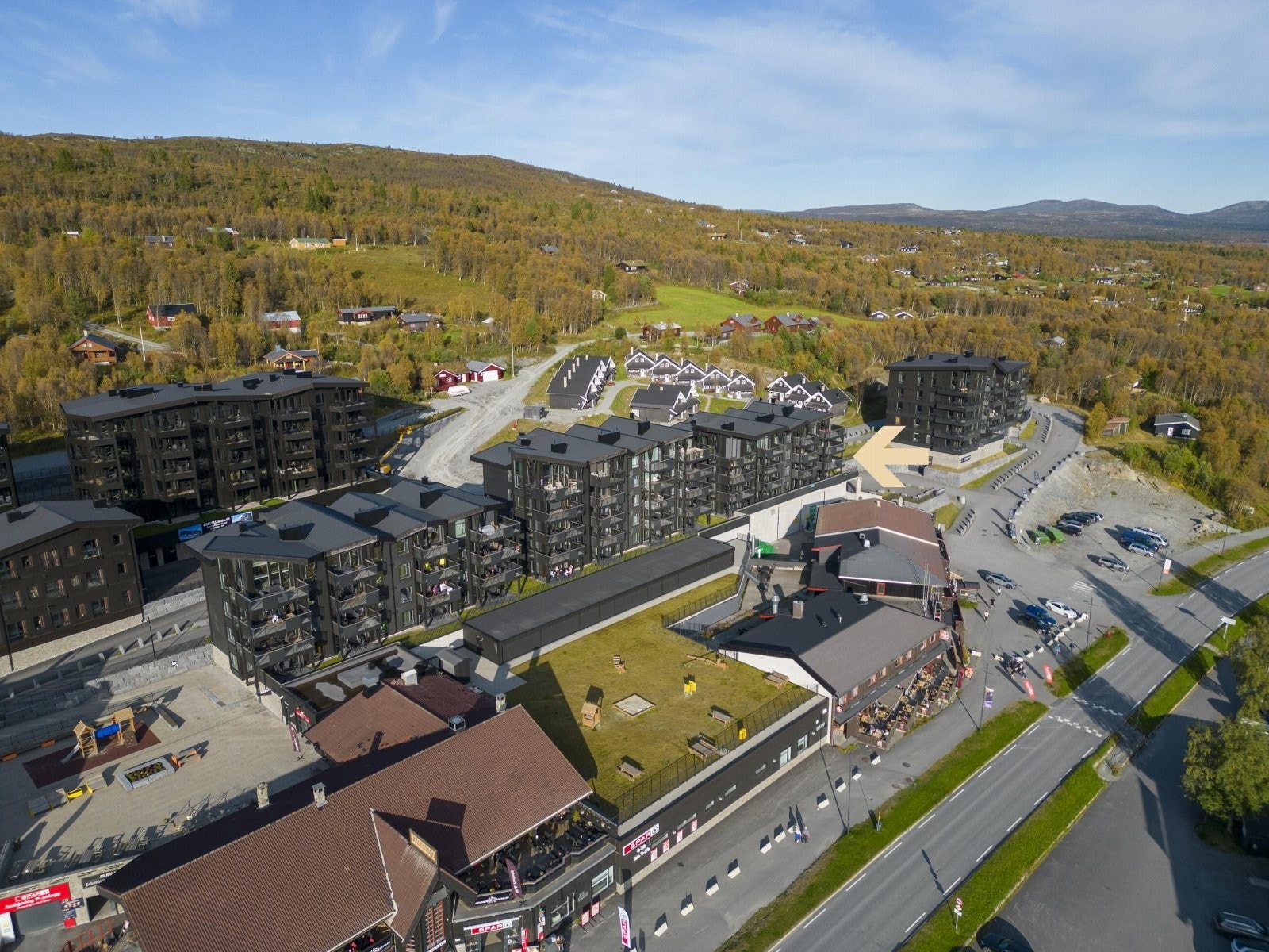 Leiligheten disponerer en garasjeplass i felles garasjeanlegg under bygget. Det er heis opp til leilighetsplan fra garasjeanlegget. Galleribilde