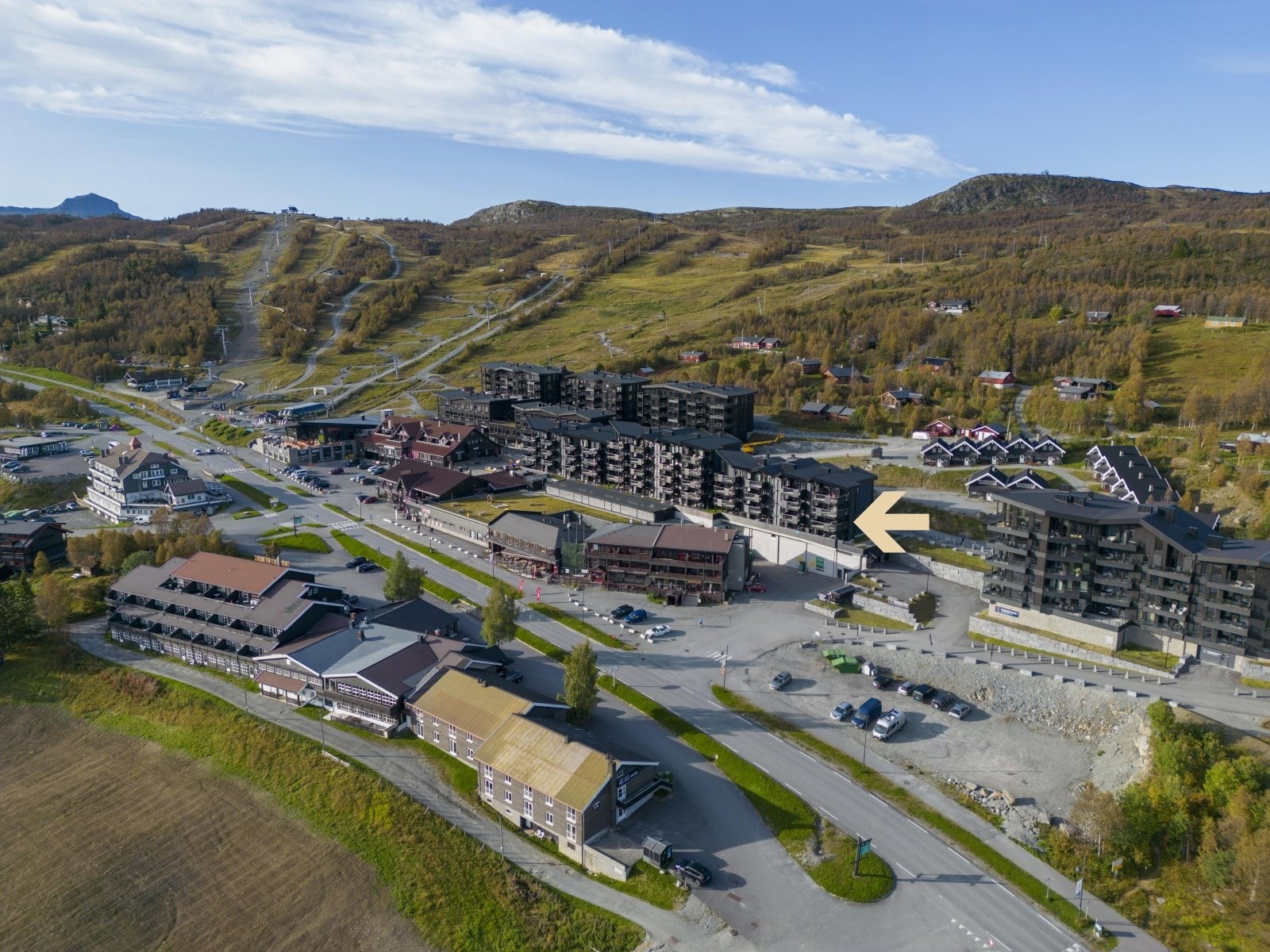 Beitostølen er en helårsdestinasjon, hvor attraksjonene i området er mange gjennom hele året. På grunn av den nære beliggenheten til Jotunheimen er Beitostølen blant de mest snøsikre vintersportstedene i Europa. Galleribilde