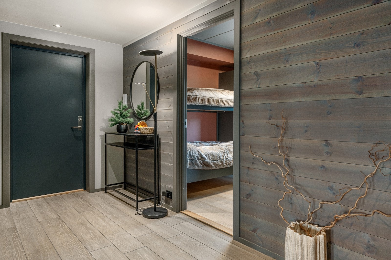 Leiligheten har en romslig og innbydende entré med downlights i himling og vannbåren gulvvarme. Galleribilde