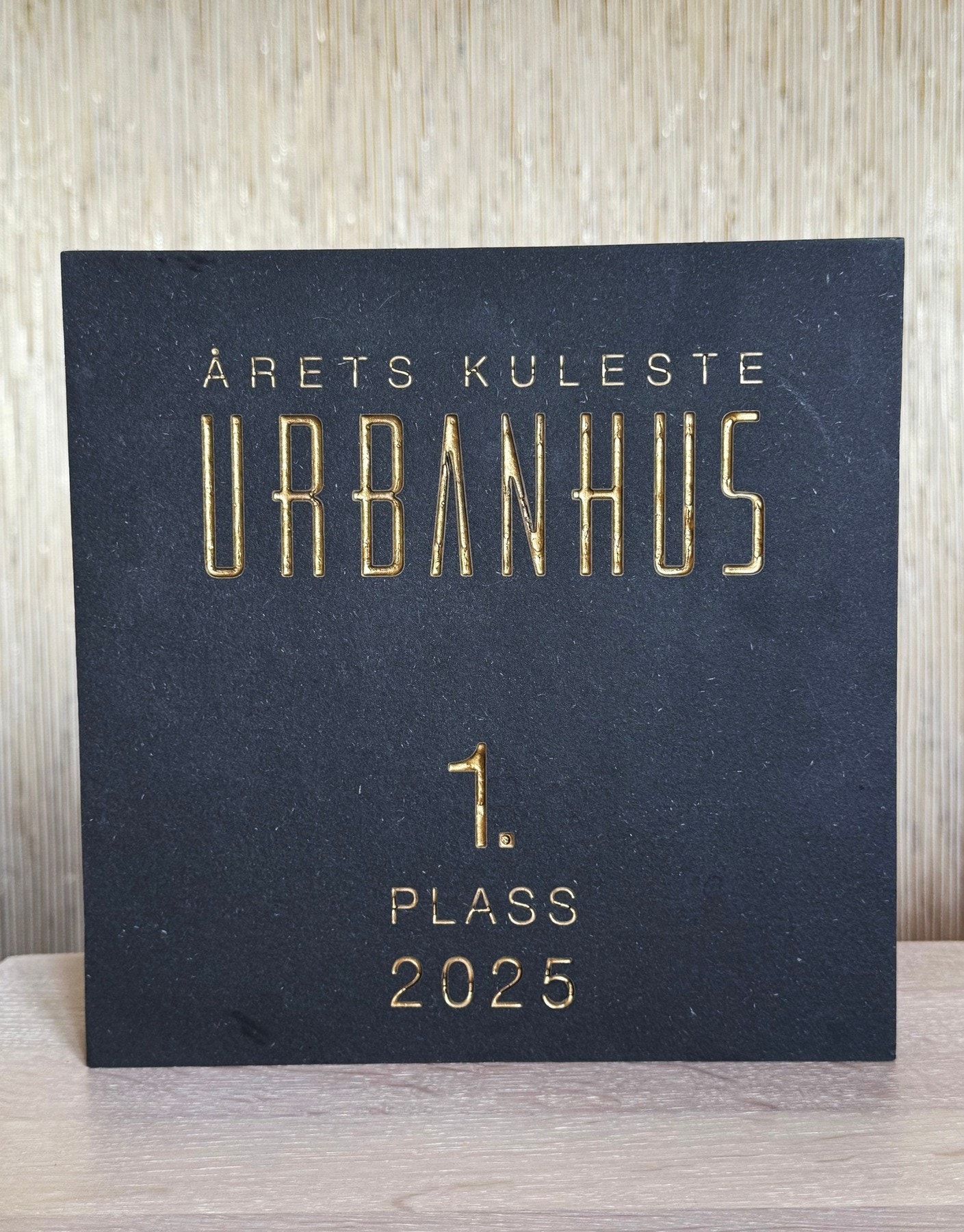 Rustadvegen 132, har blitt kåret til årets kuleste hus. En skikkelig artig anerkjennelse av et prosjekt hvor selger har hatt fokus på kvalitet i alle ledd av leveransen! Galleribilde