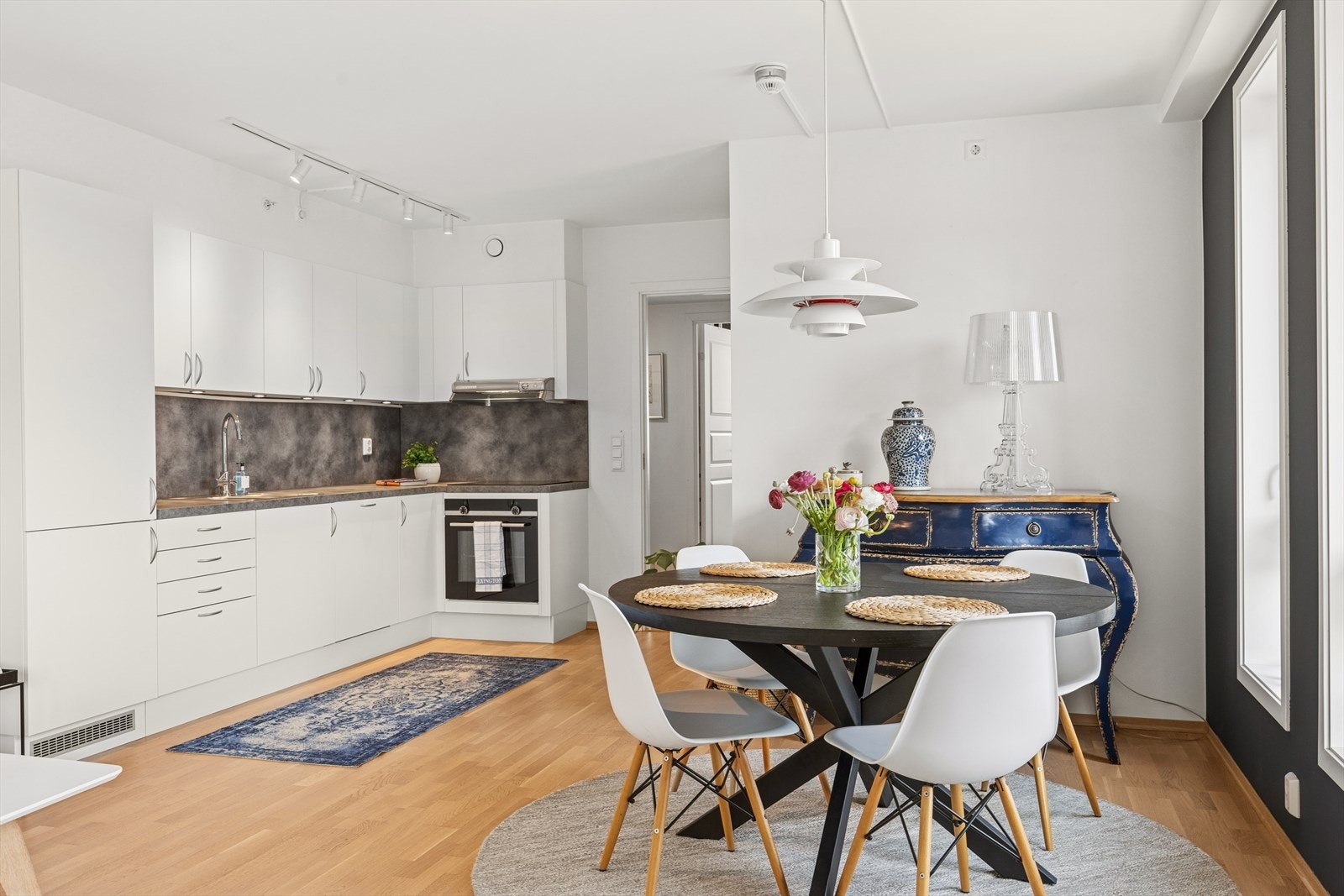 Plass til spisestue foran kjøkkenet. Galleribilde