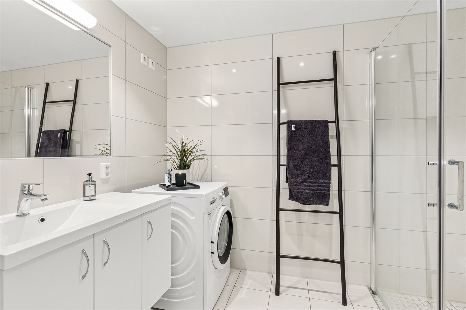 Kombinert bad og vaskerom. Galleribilde