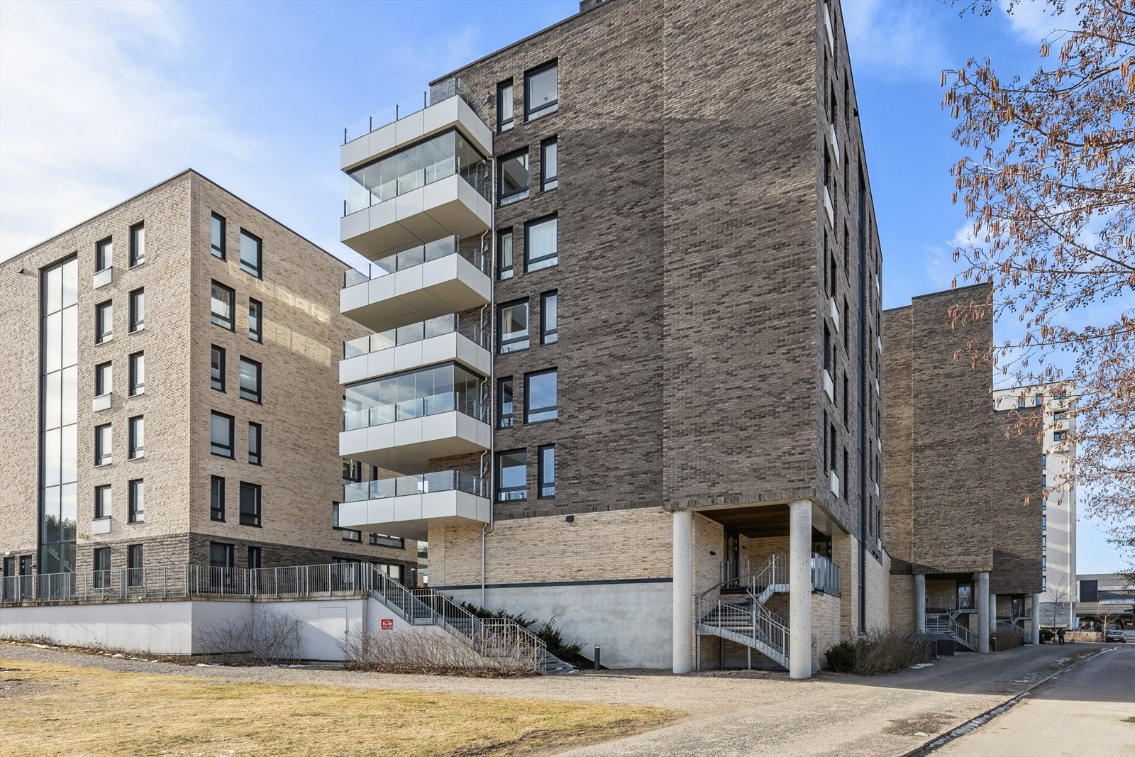 Dette bygget har inngang fra 2 sider. Galleribilde