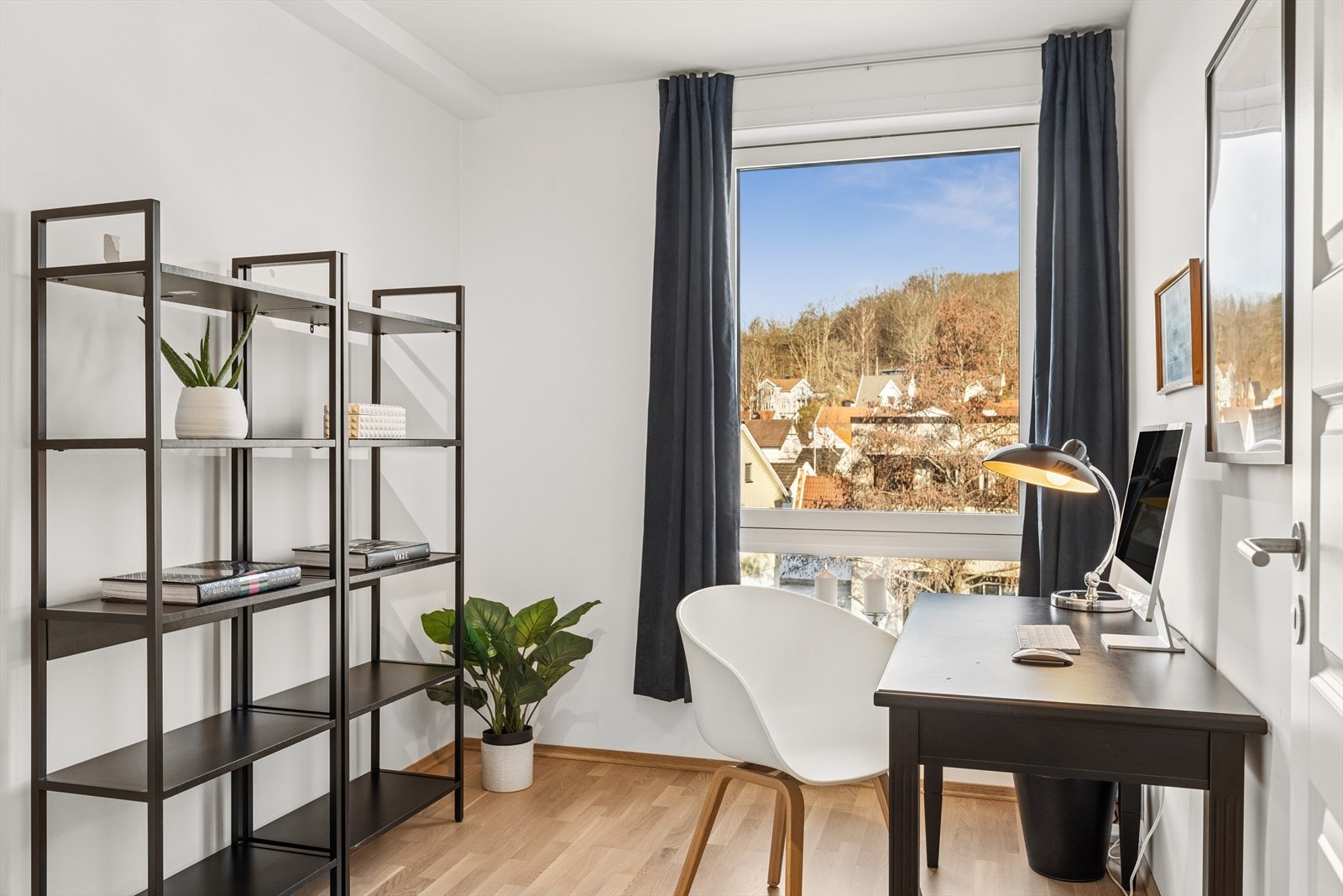 Soverom 2, innredet som kontor. Galleribilde