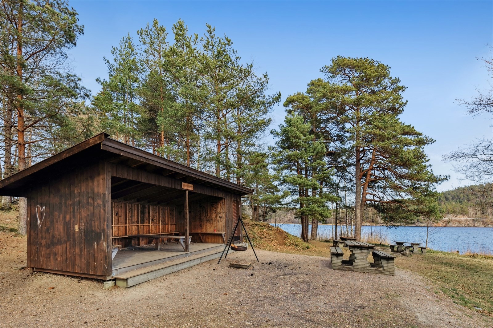 Badestrand med gapahuk like i nærheten. Det er også et helt nytt sanitæranlegg tilknyttet friområdet. Galleribilde