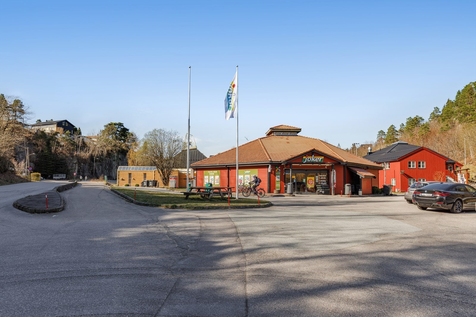 Nærbutikk kun 15 minutters spasertur unna. Galleribilde