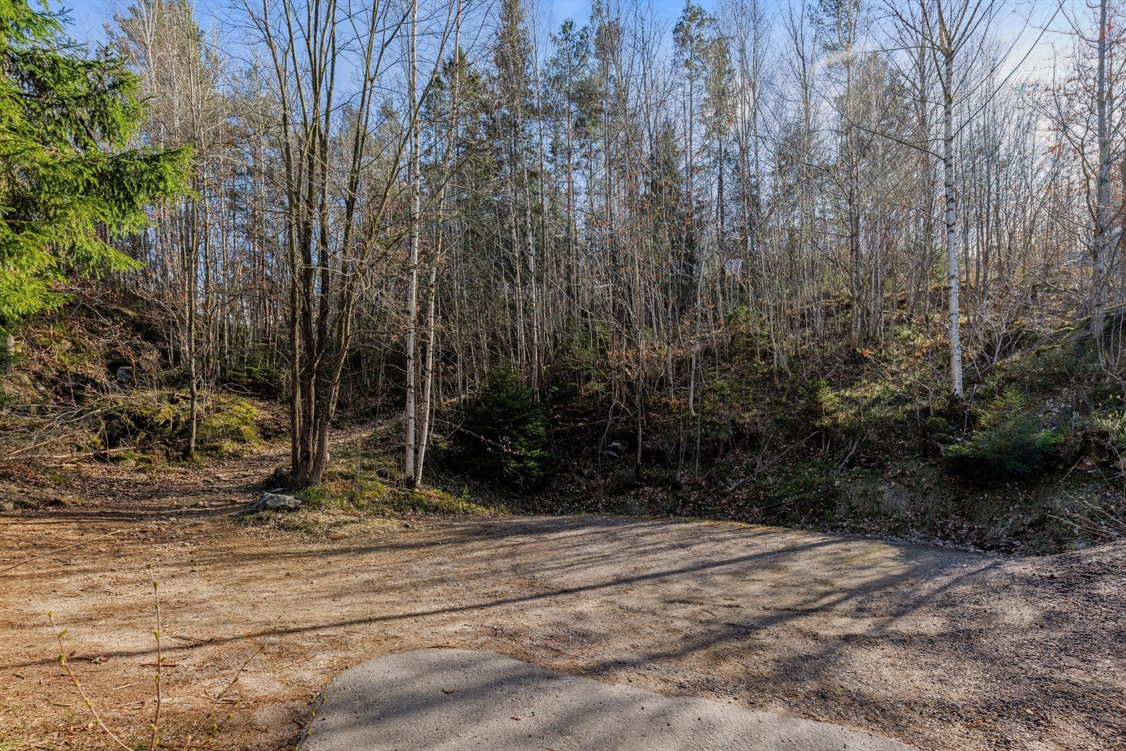 Parkeringsplass på egen tomt. Her er det 2 andre hytter som også har tinglyst rett til parkering. Galleribilde