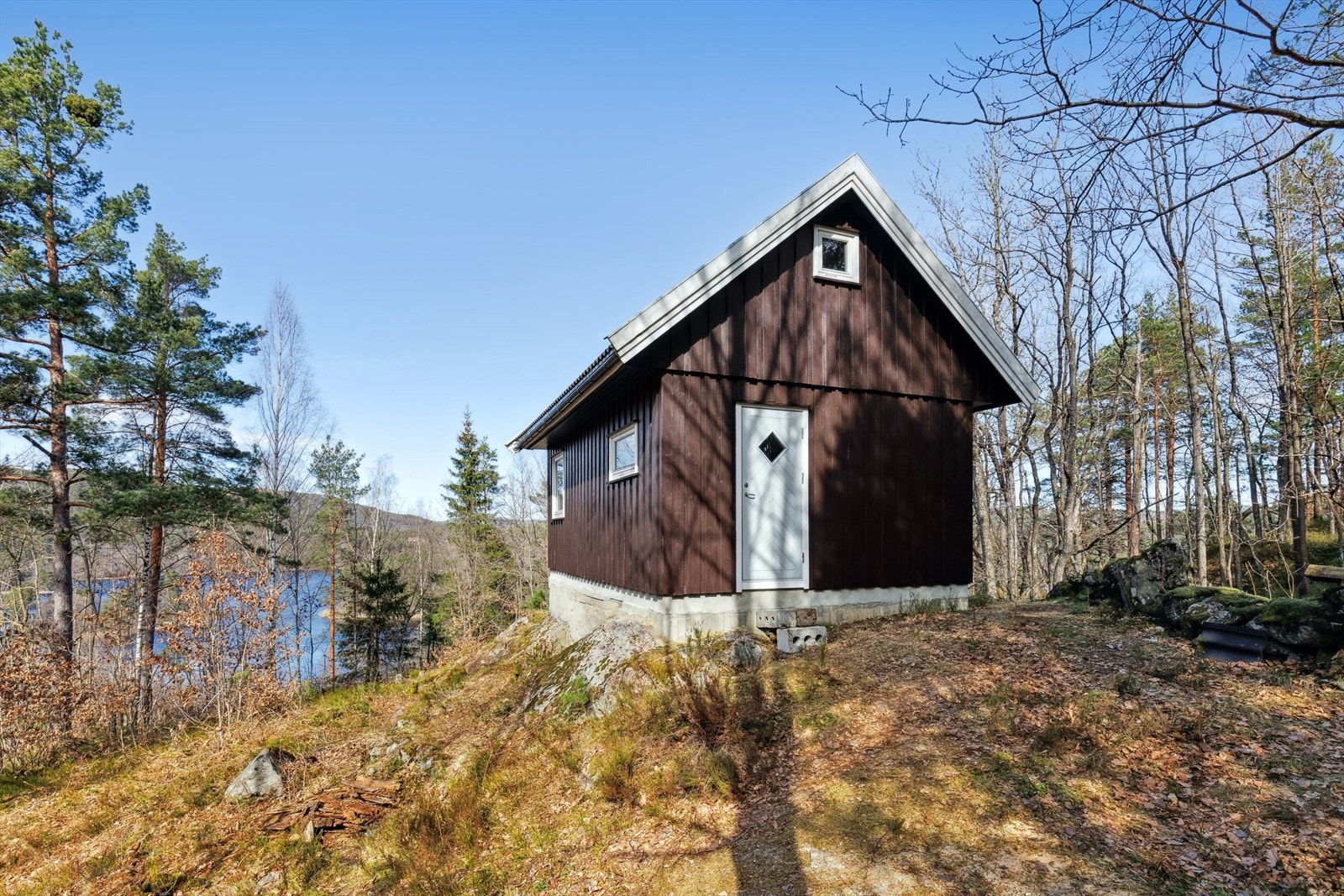 Hytta er bare et skall, den er ikke innredet. Innvendig renovering må påregnes. Hytta har kledning av kjerneved. Galleribilde
