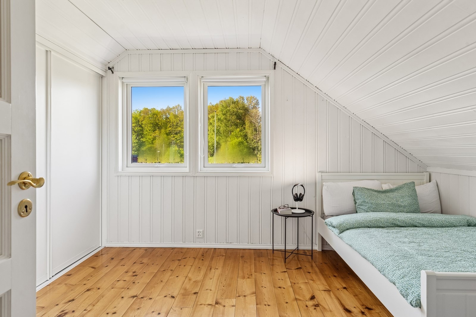 Største soverommet, med stor skyvedørsgarderobe. Galleribilde