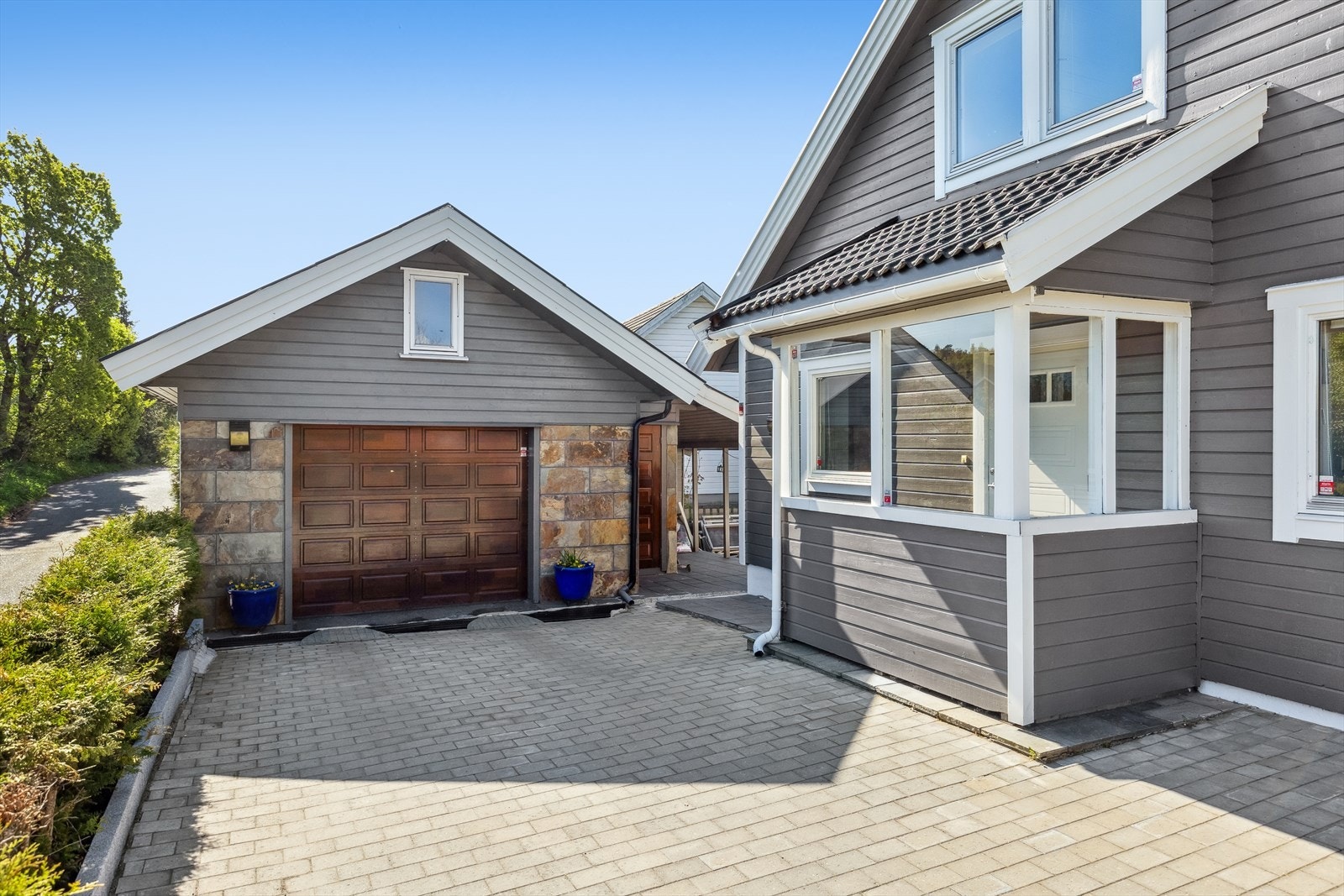 Utvidet garasje med bod og hyggelig lune uteplass ved siden, overbygget inngangsparti. Galleribilde