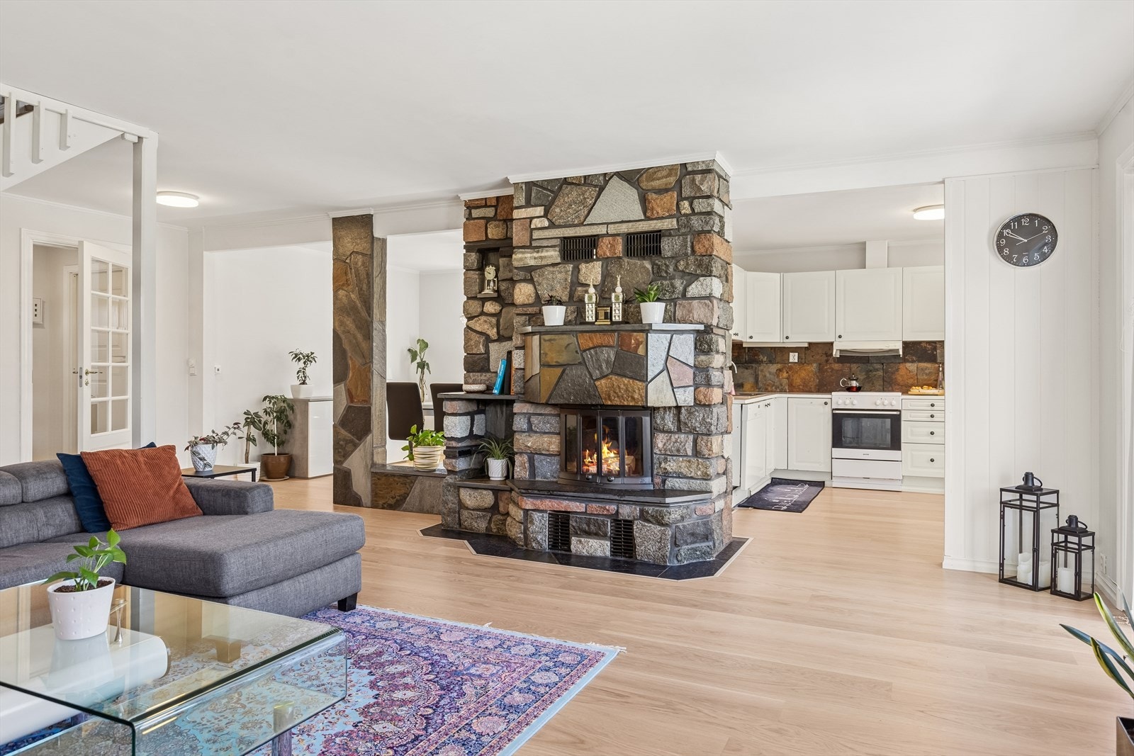 Åpent og sosialt areal. Vedovn i senter. Galleribilde