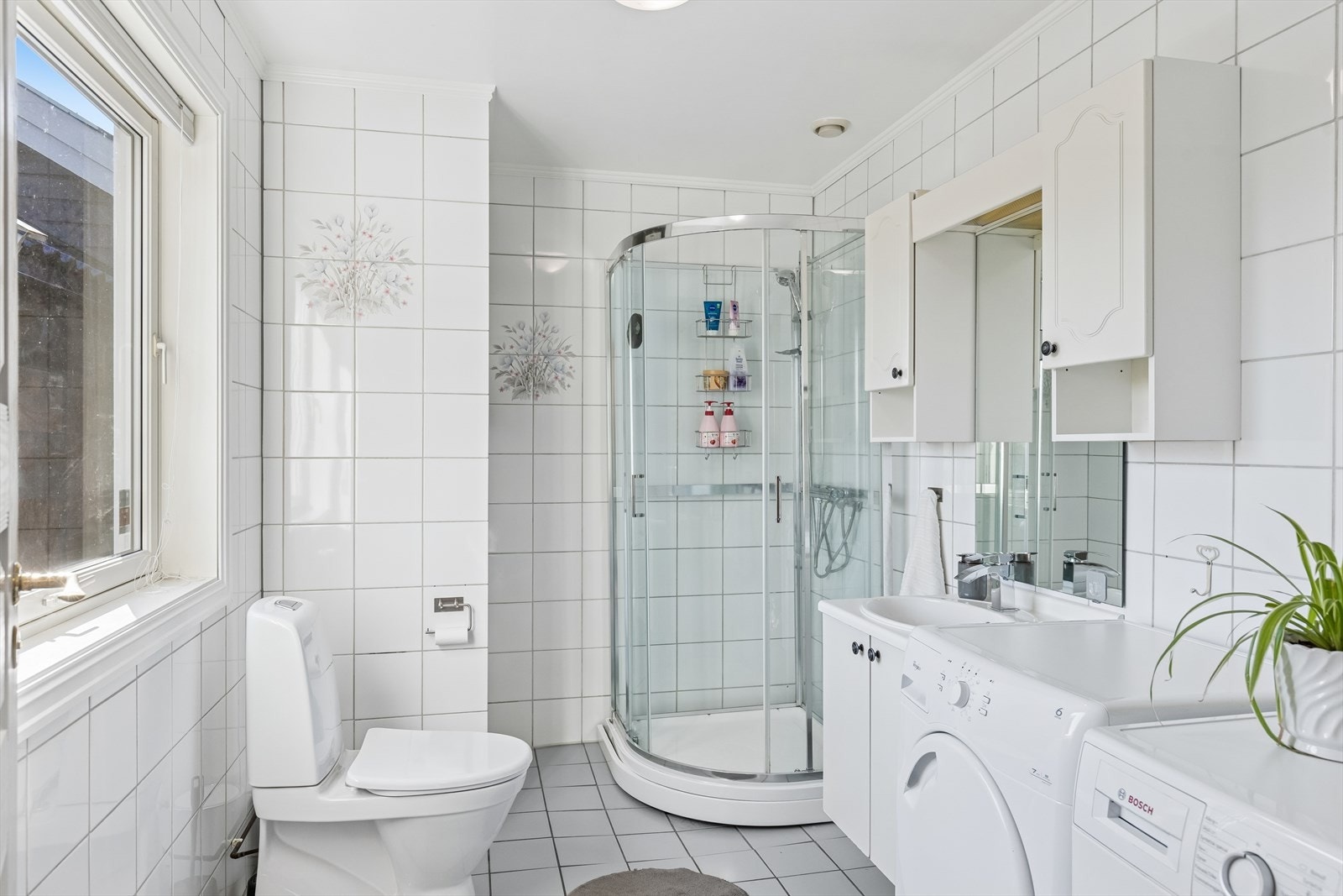 Kombinert bad/vaskerom 1. etasje. Galleribilde